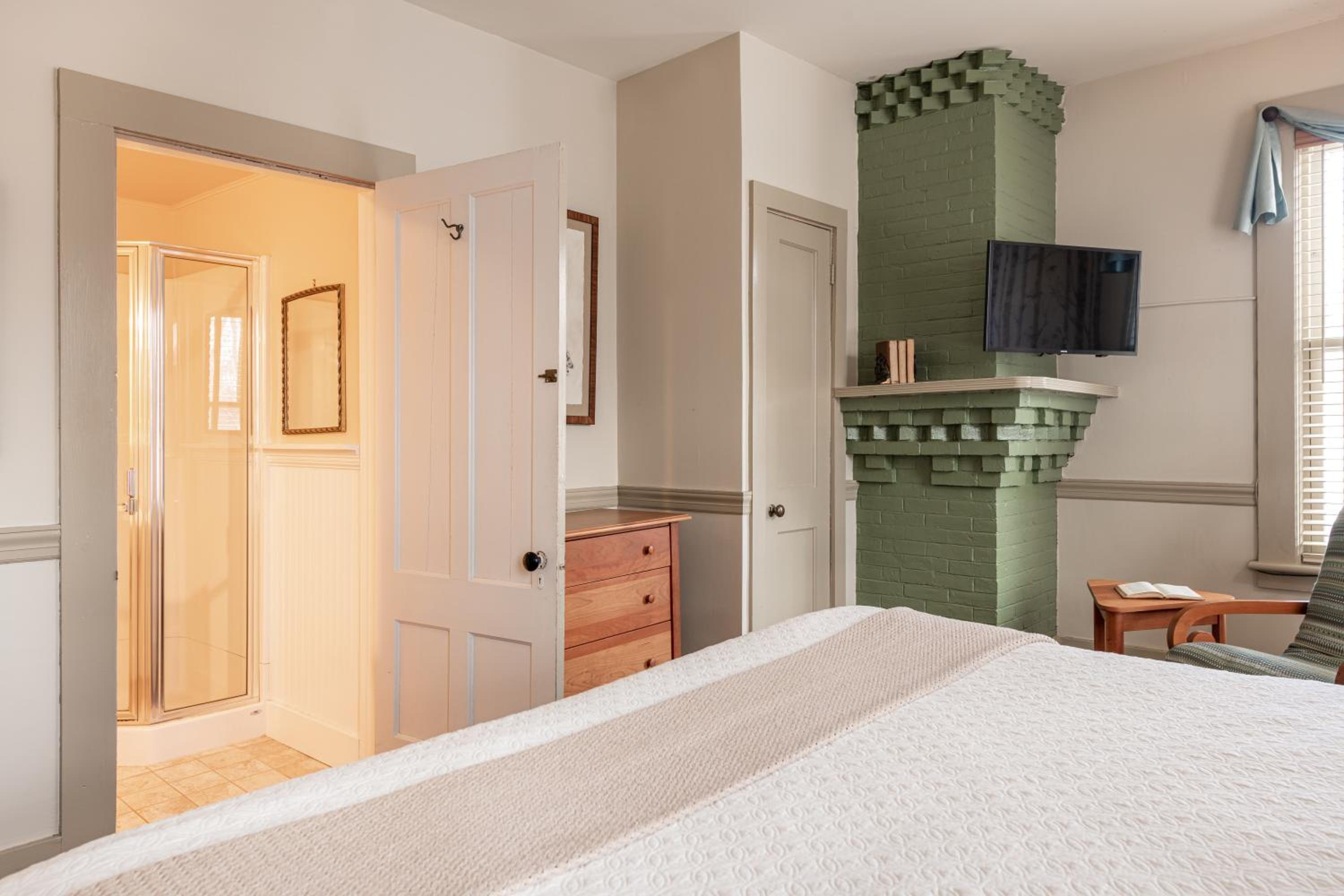 Standard King Room photo 3