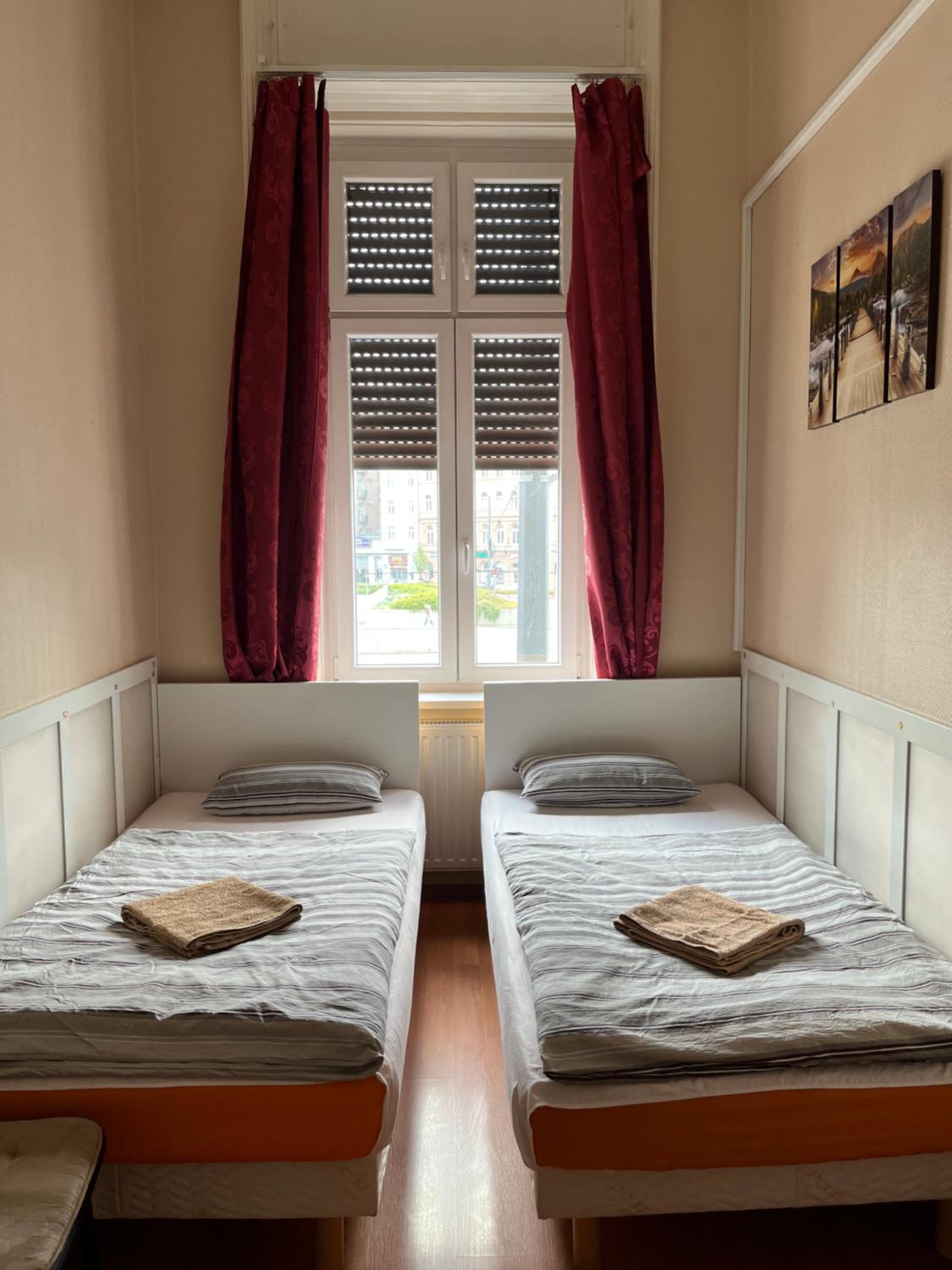 Twin Room with Street View - Photo 1
