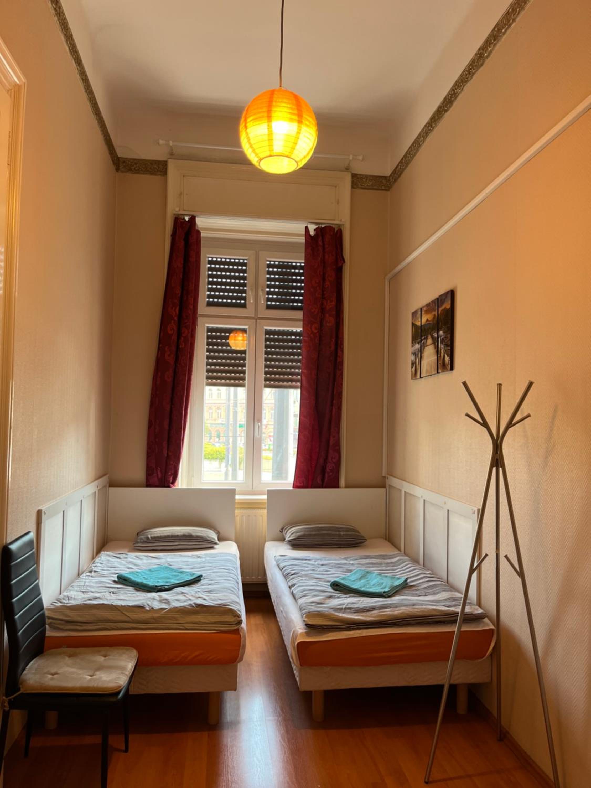Twin Room with Street View - Photo 2