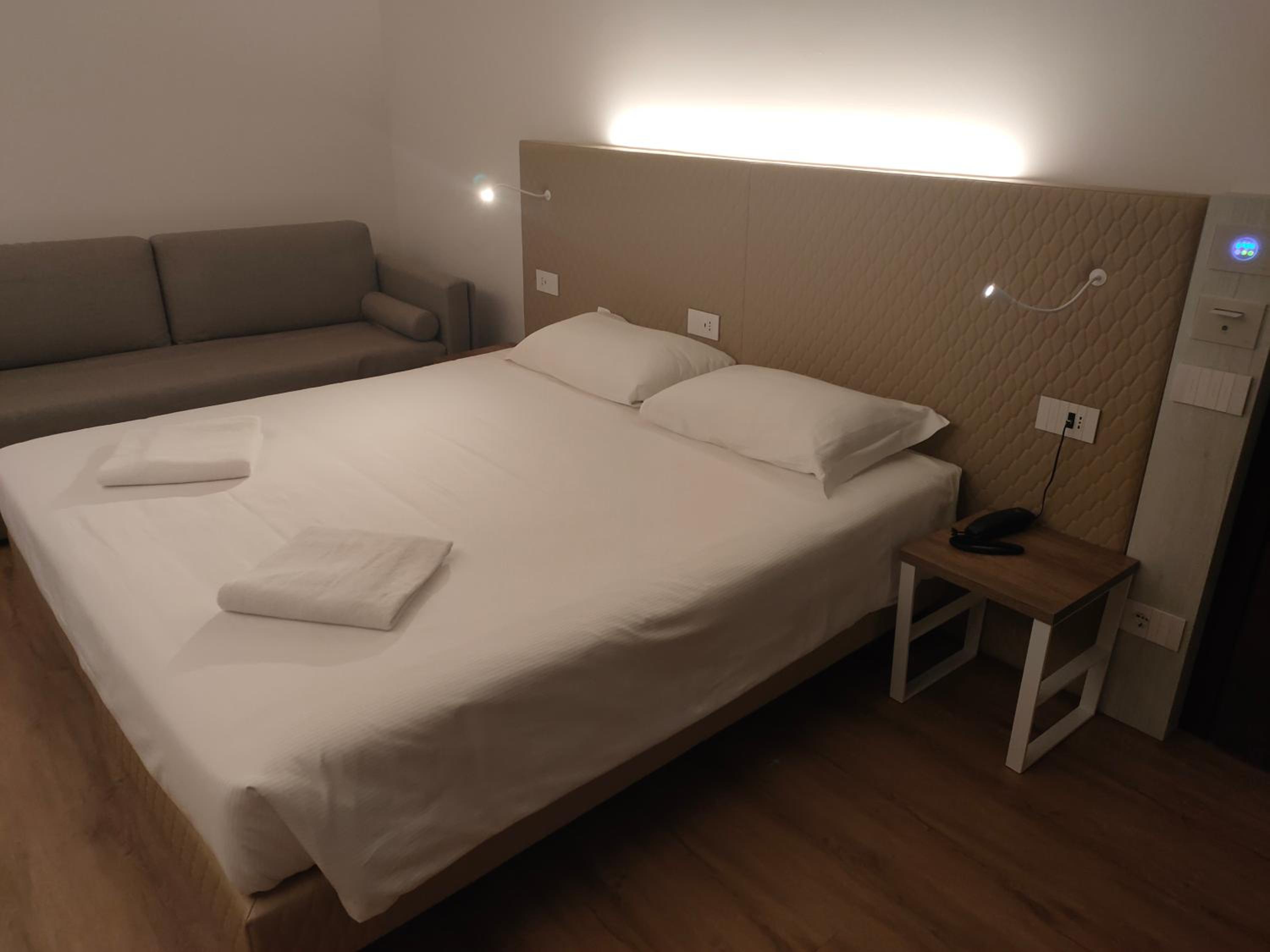 Deluxe Double or Twin Room - Photo 17