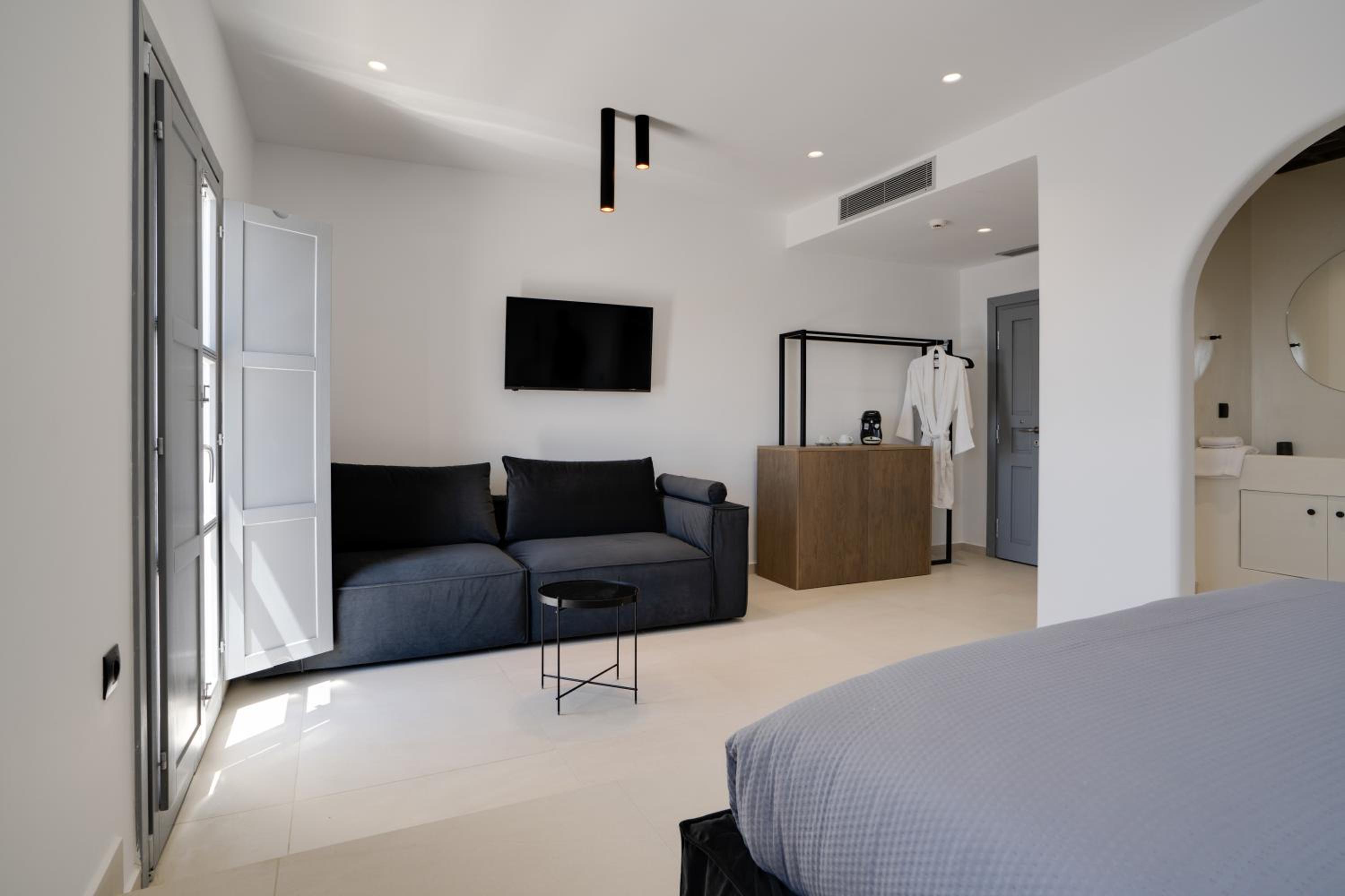 Superior Suite with Sea View - Photo 18