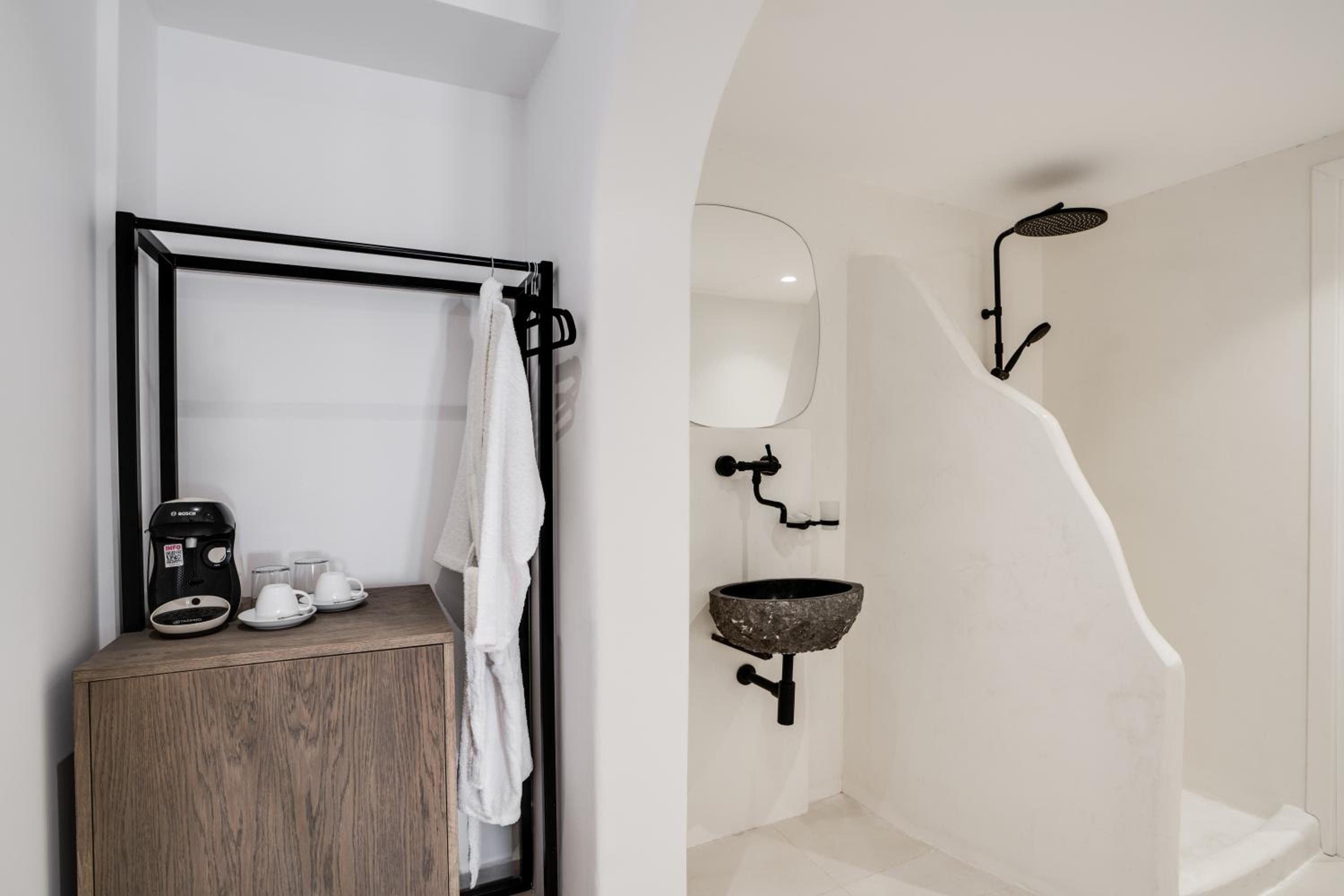 Deluxe Suite with Indoor Jacuzzi - Photo 11