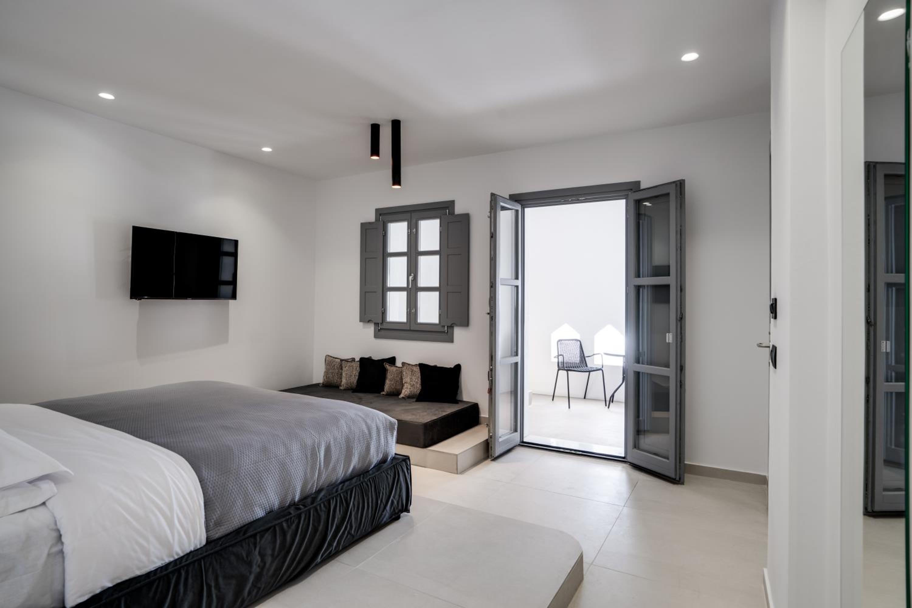 Deluxe Suite with Indoor Jacuzzi - Photo 21