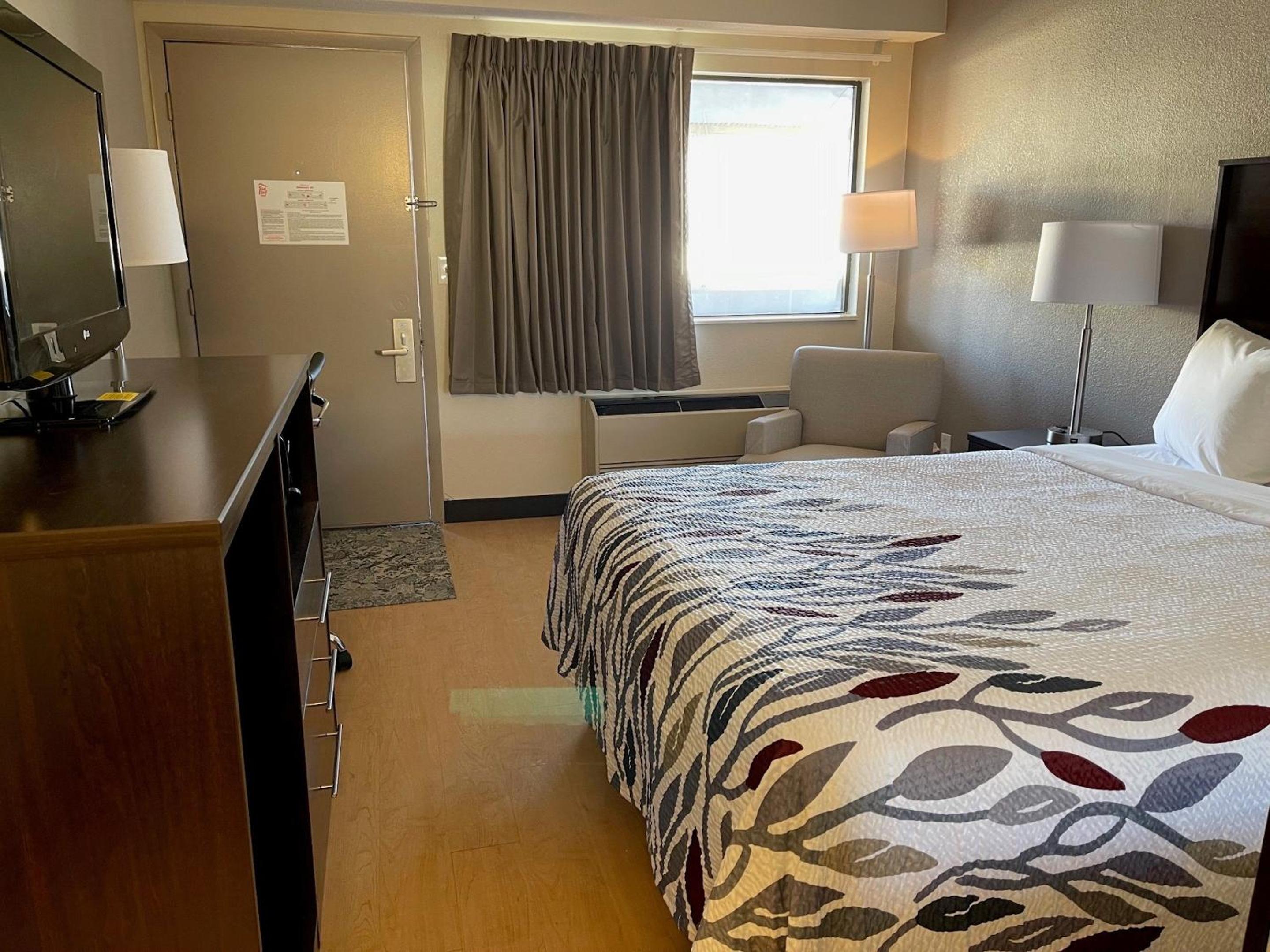  Deluxe Room with One Queen Bed Non-Smoking - Photo 3