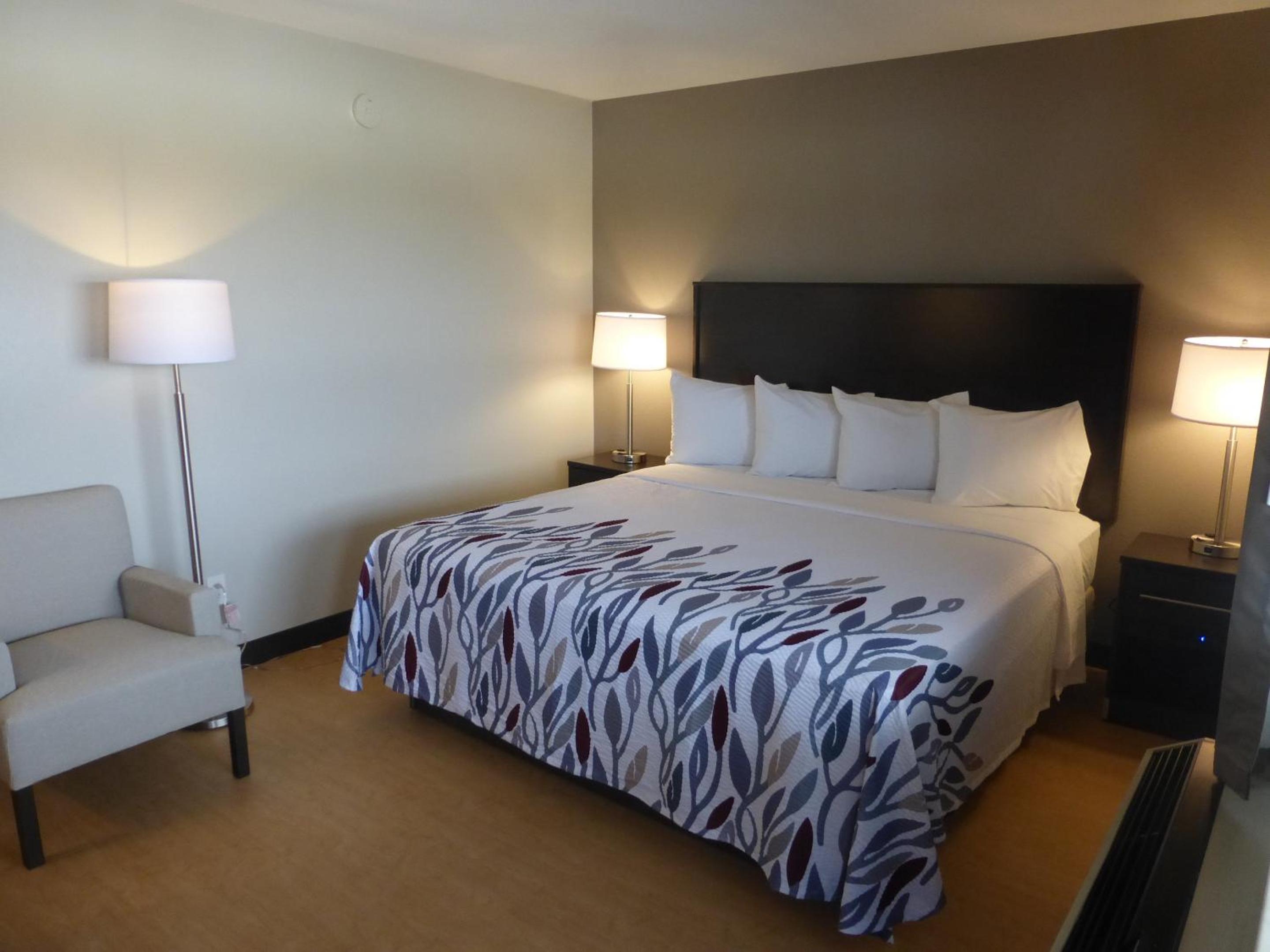 Deluxe Room with One Queen Bed Non-Smoking - Photo 1