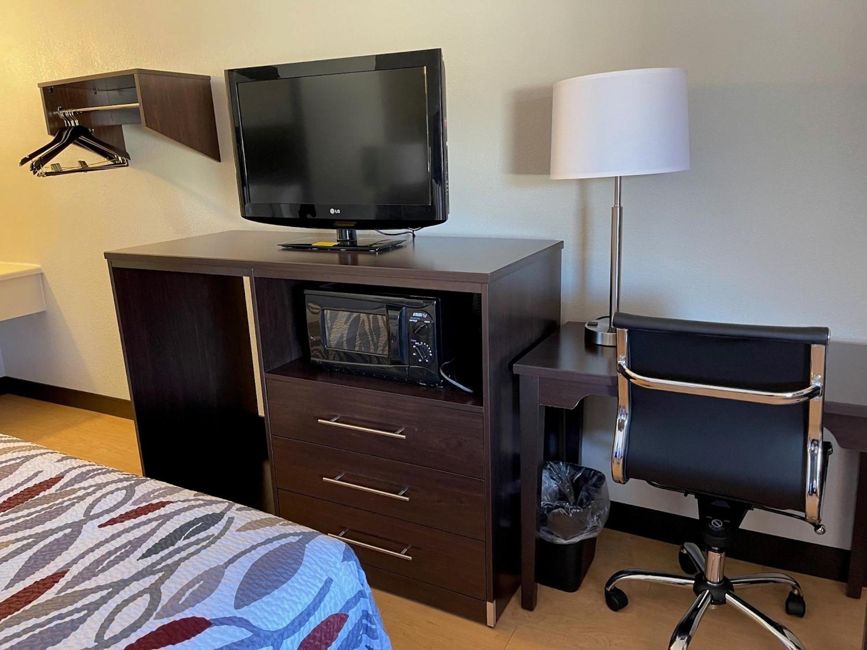  Deluxe Room with One Queen Bed Non-Smoking - Photo 2