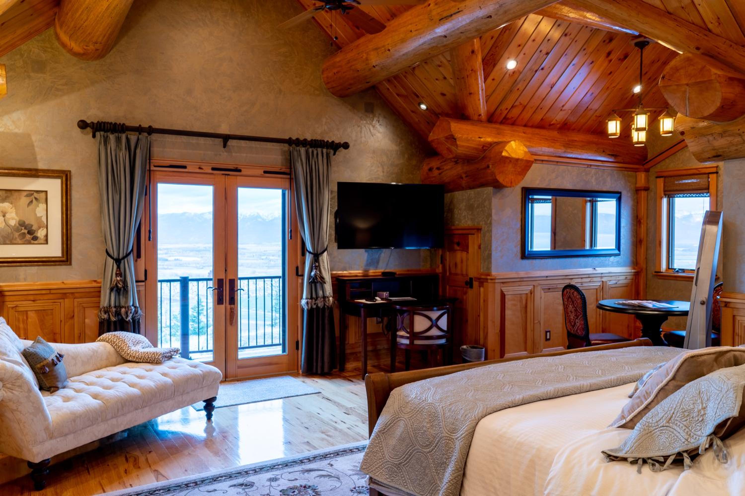 Suite with Hot Tub photo 2