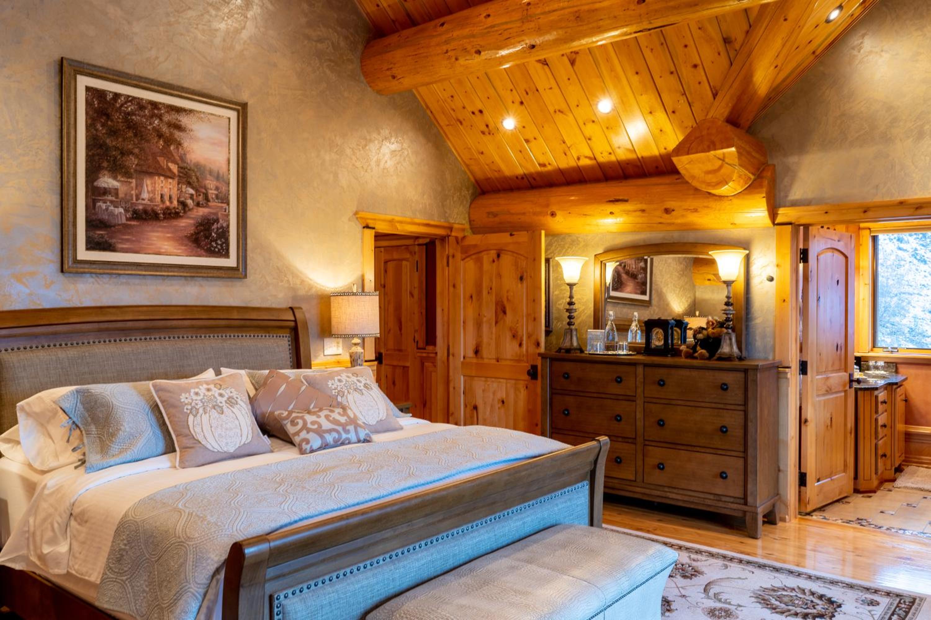 Suite with Hot Tub photo 3