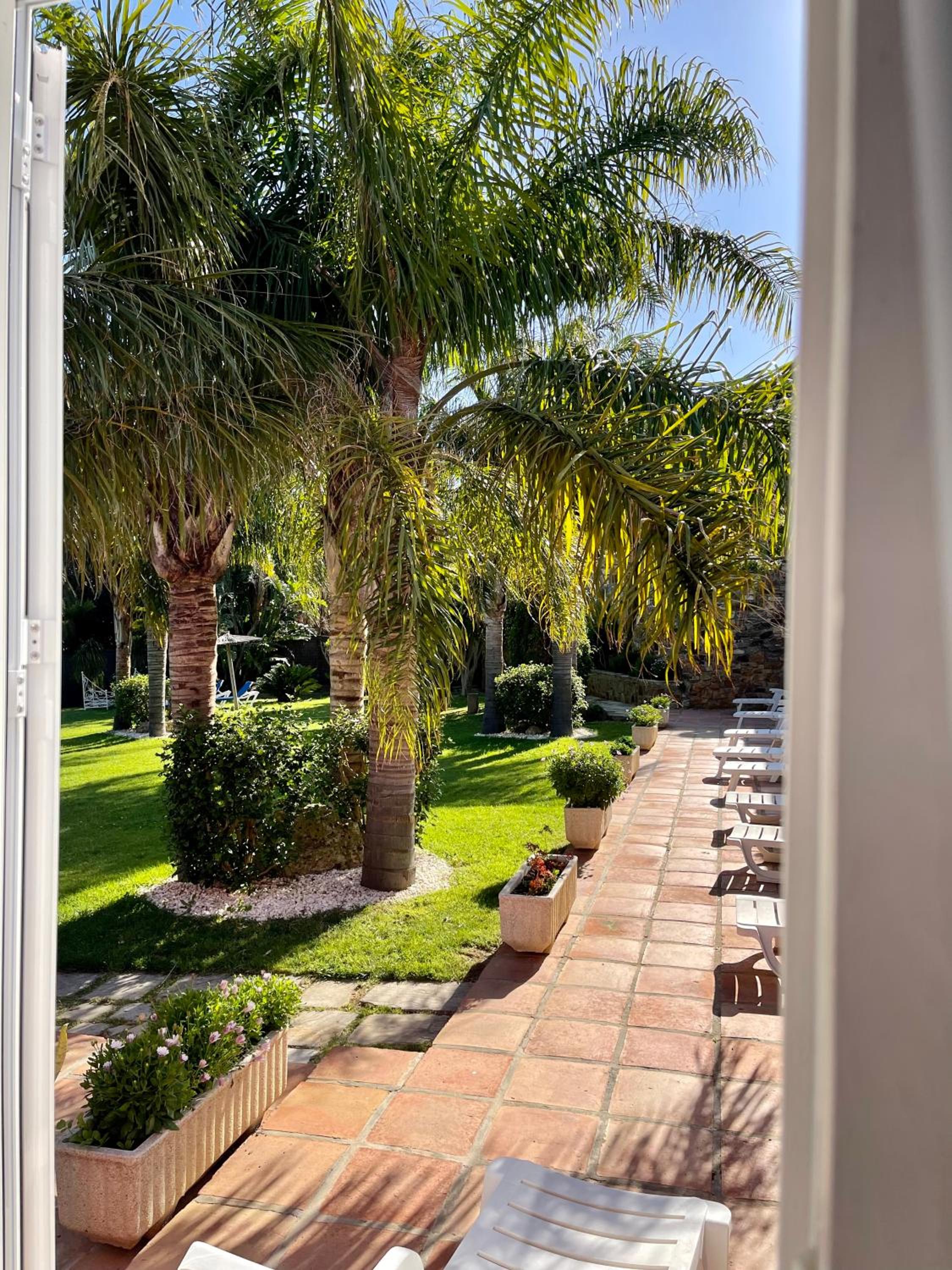 Double or Twin Room with Garden View - Photo 6