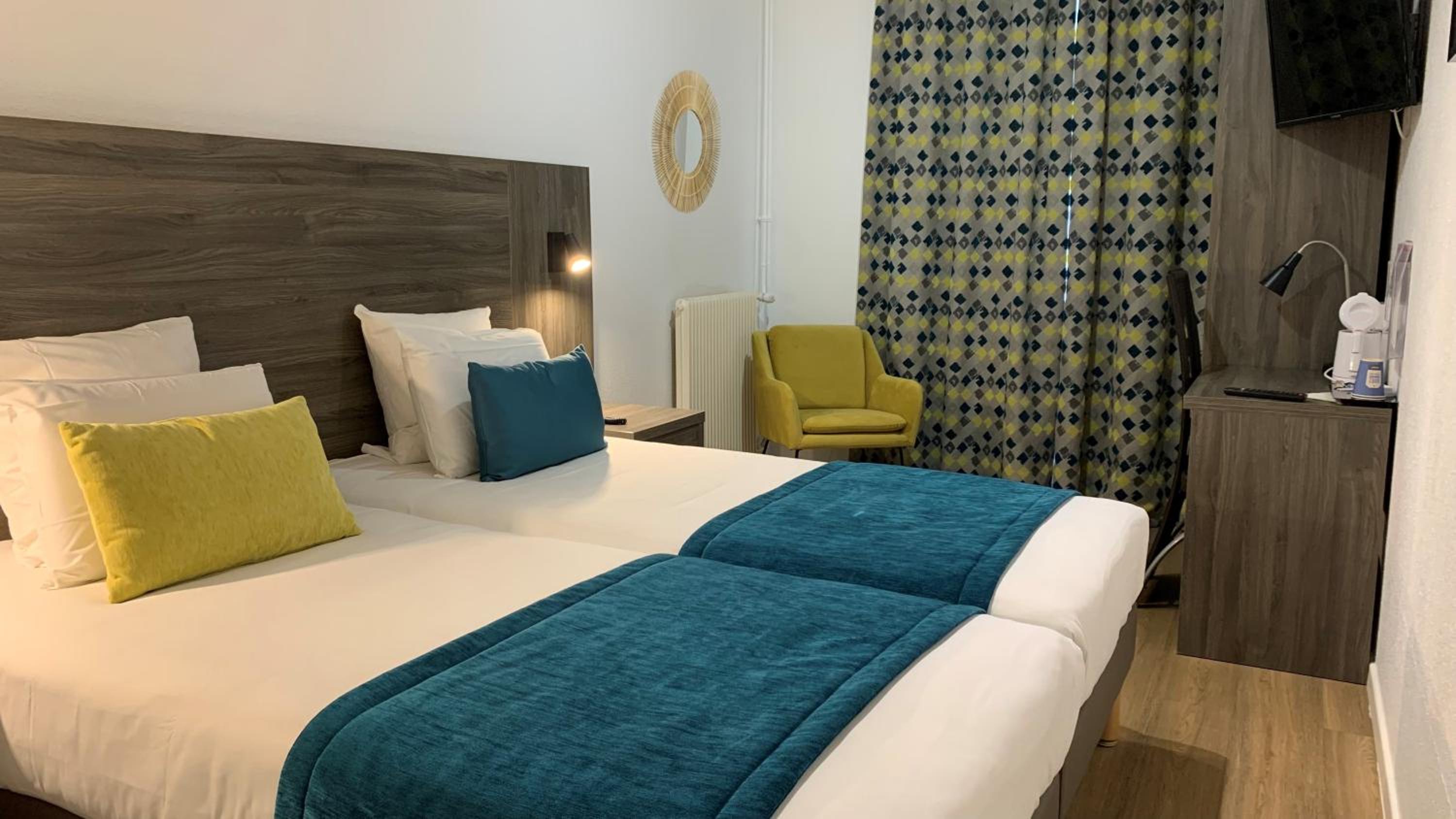 Twin Room - Photo 12