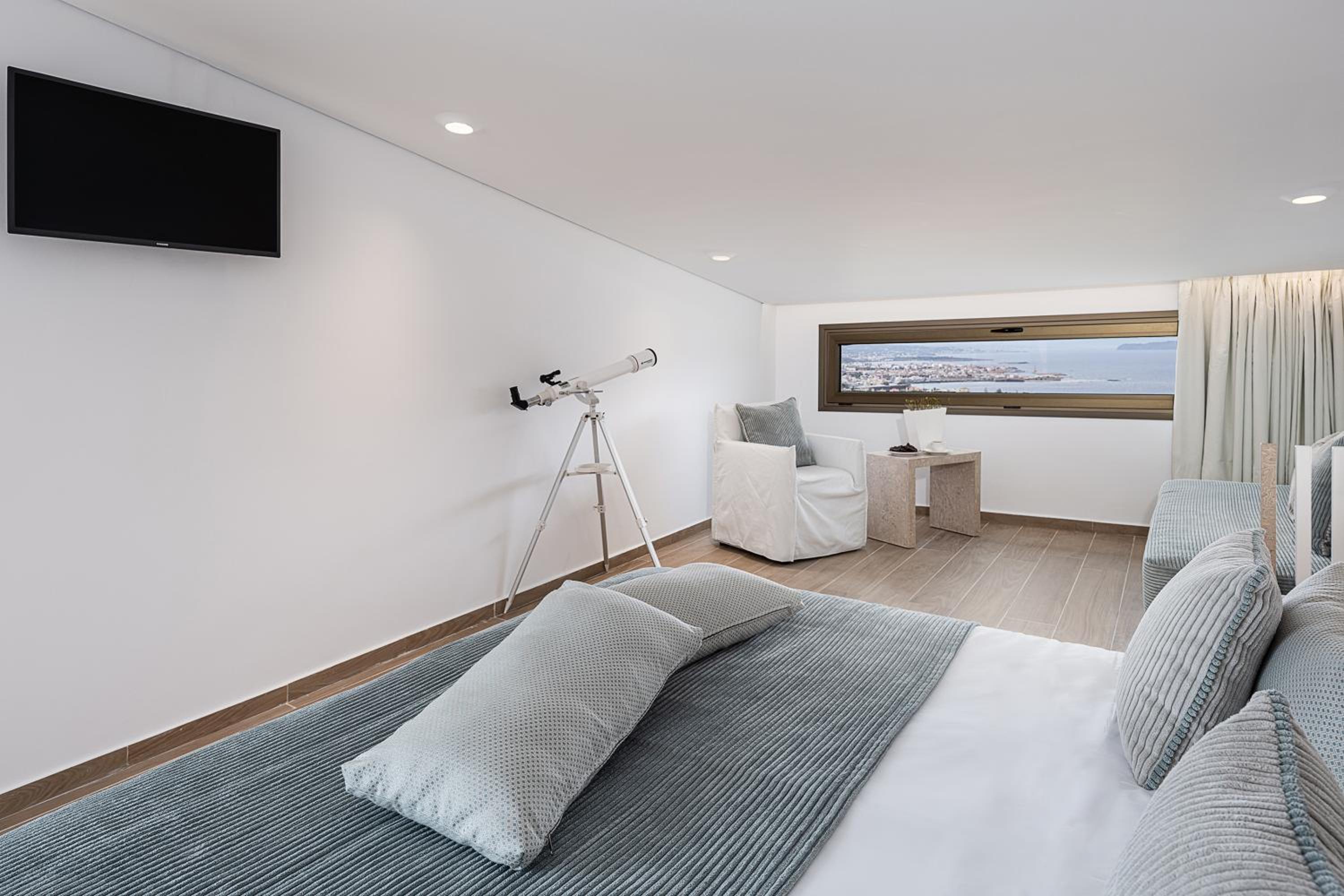 Deluxe Suite with Sea View and Private Pool thumbnail 5