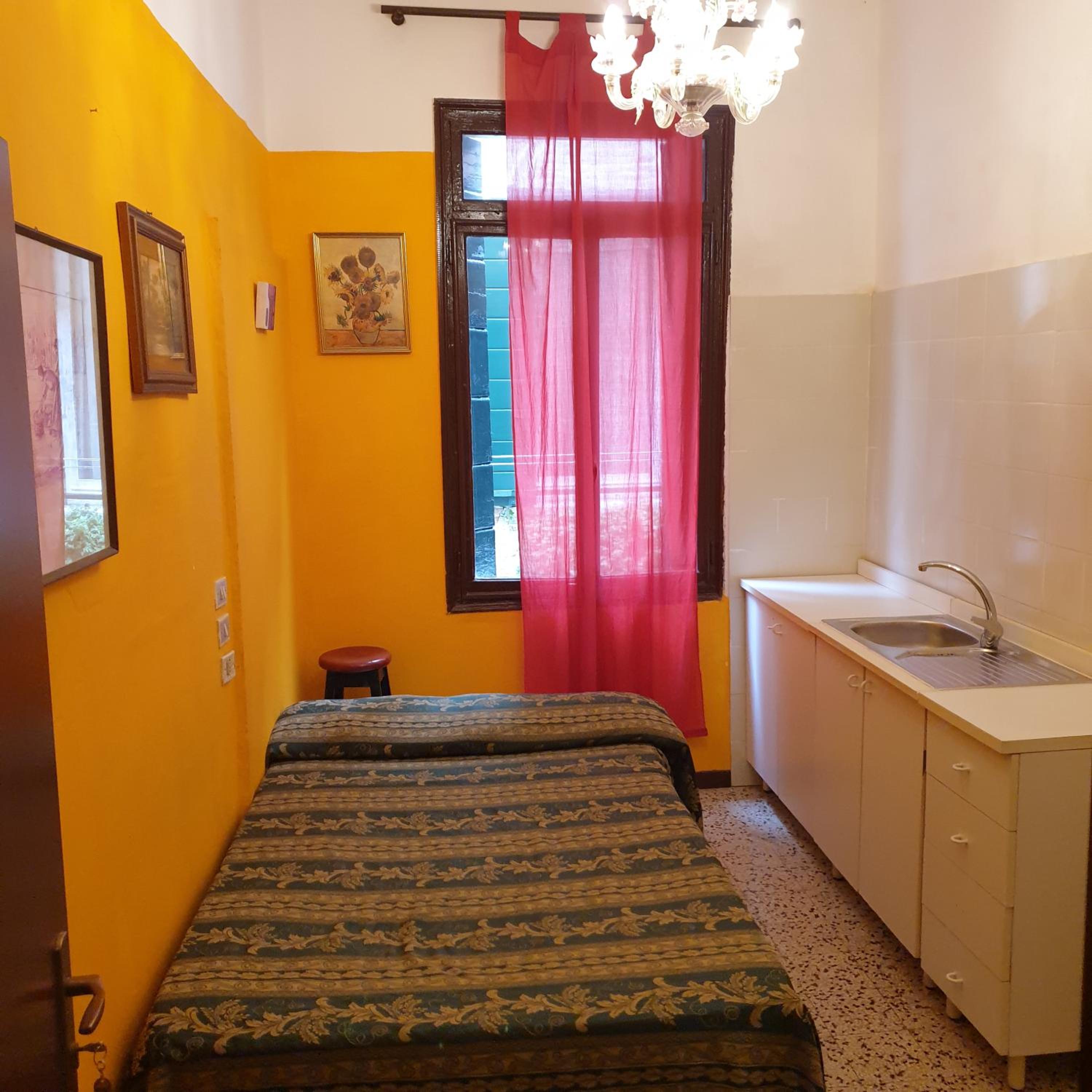 Standard Single Room With Shared Bathroom photo 1