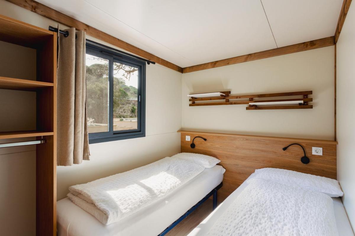Three-Bedroom Bungalow with Terrace - Mestral photo 3
