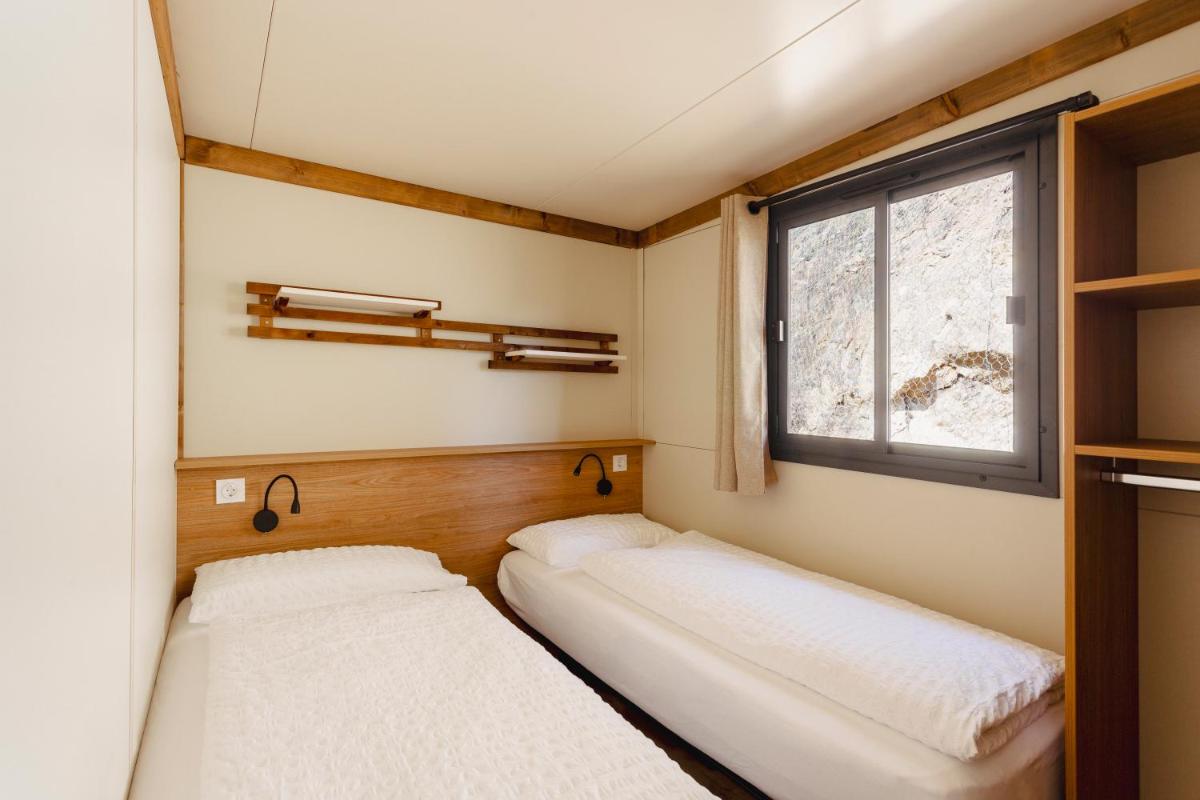 Three-Bedroom Bungalow with Terrace - Mestral photo 2