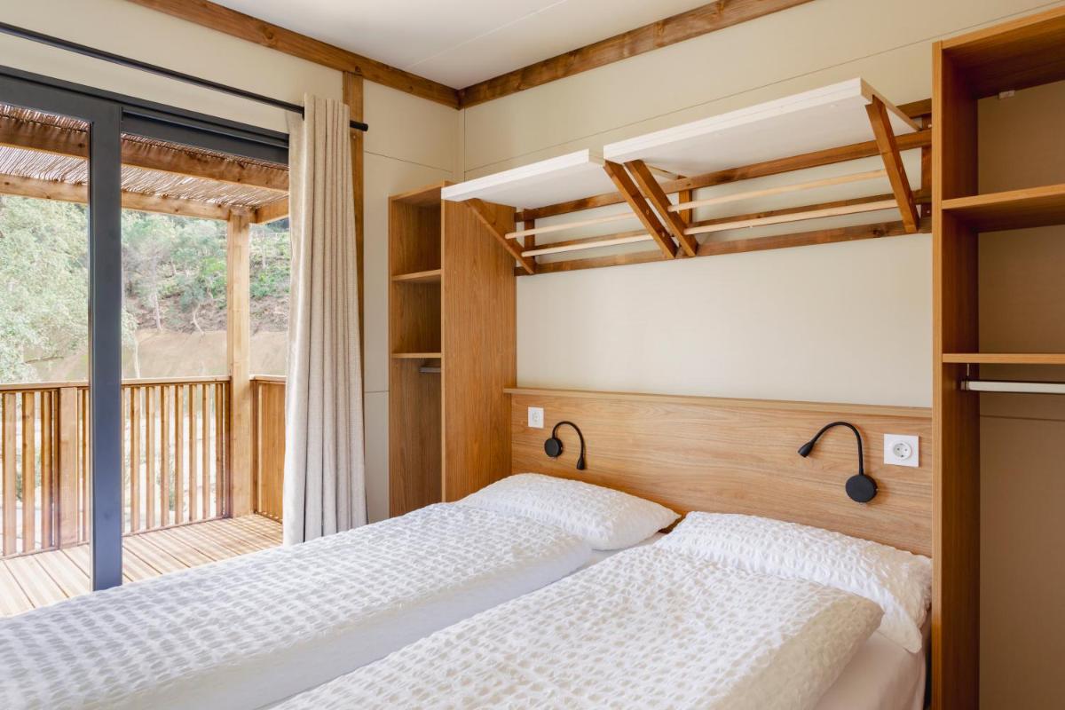 Three-Bedroom Bungalow with Terrace - Mestral
