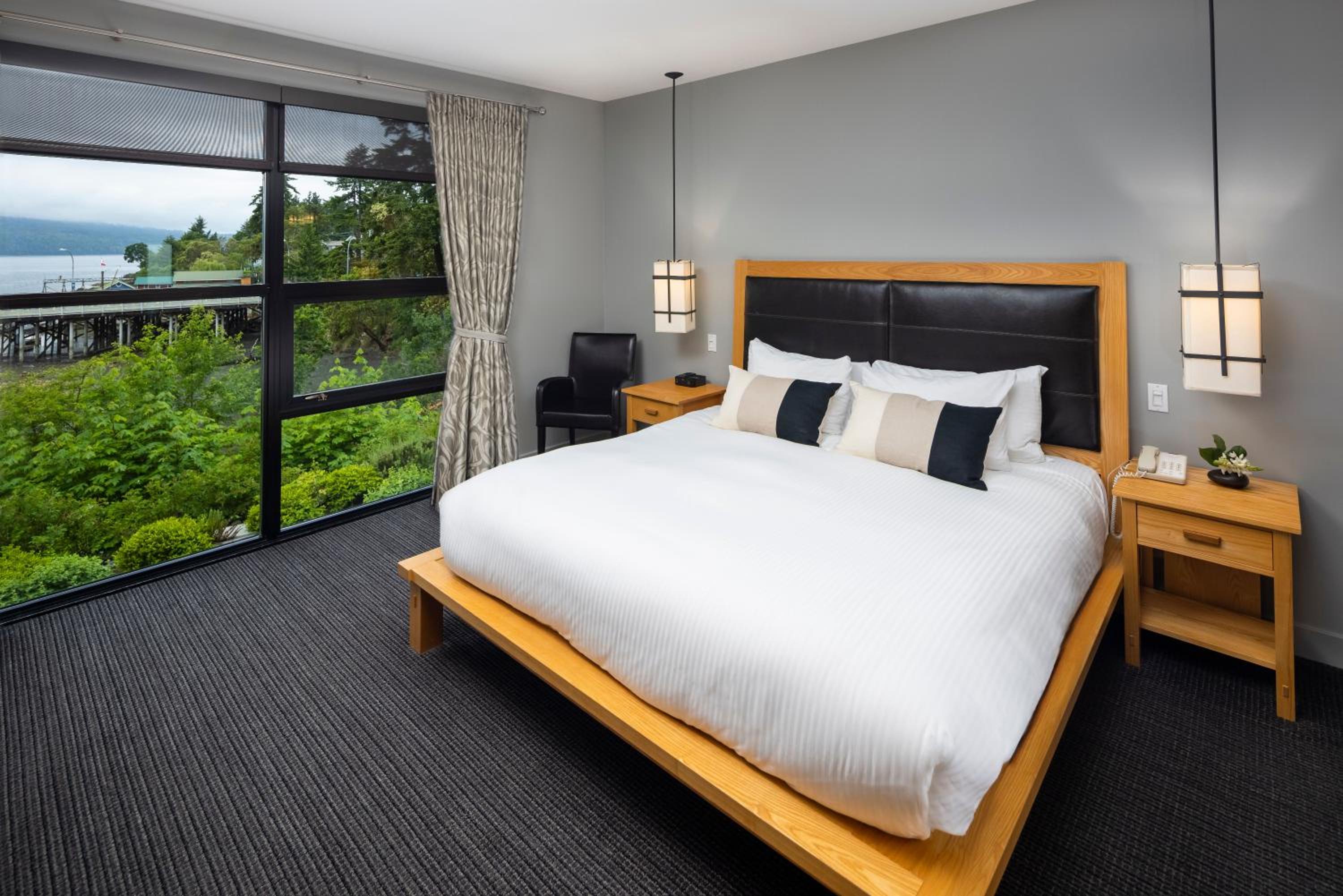 One-Bedroom King Suite with Sea View (4 Adults) - Photo 4