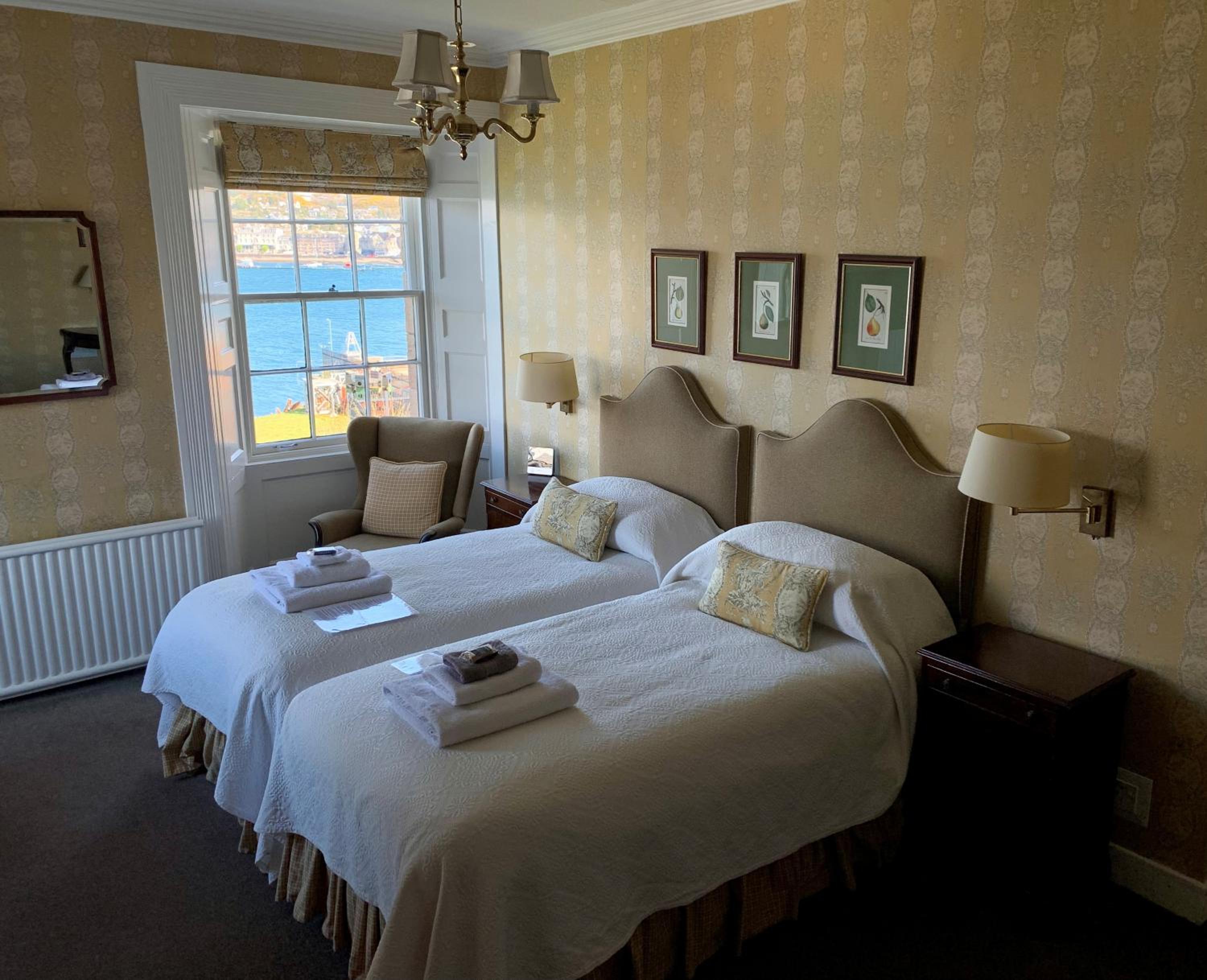 Superior Twin Room with Sea View - Photo 3