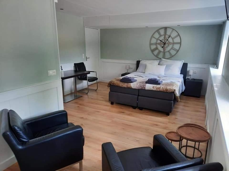 Deluxe Double Room with Shower - Photo 12