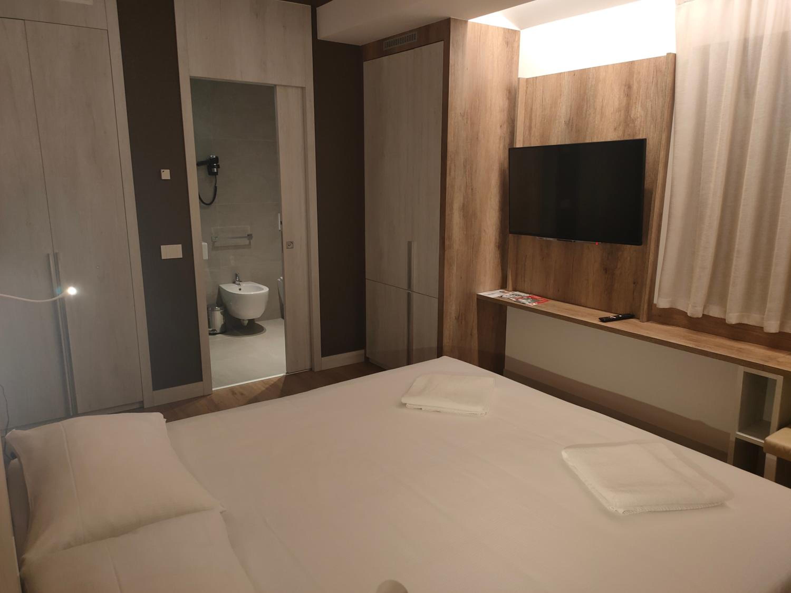 Double or Twin Room - Photo 15