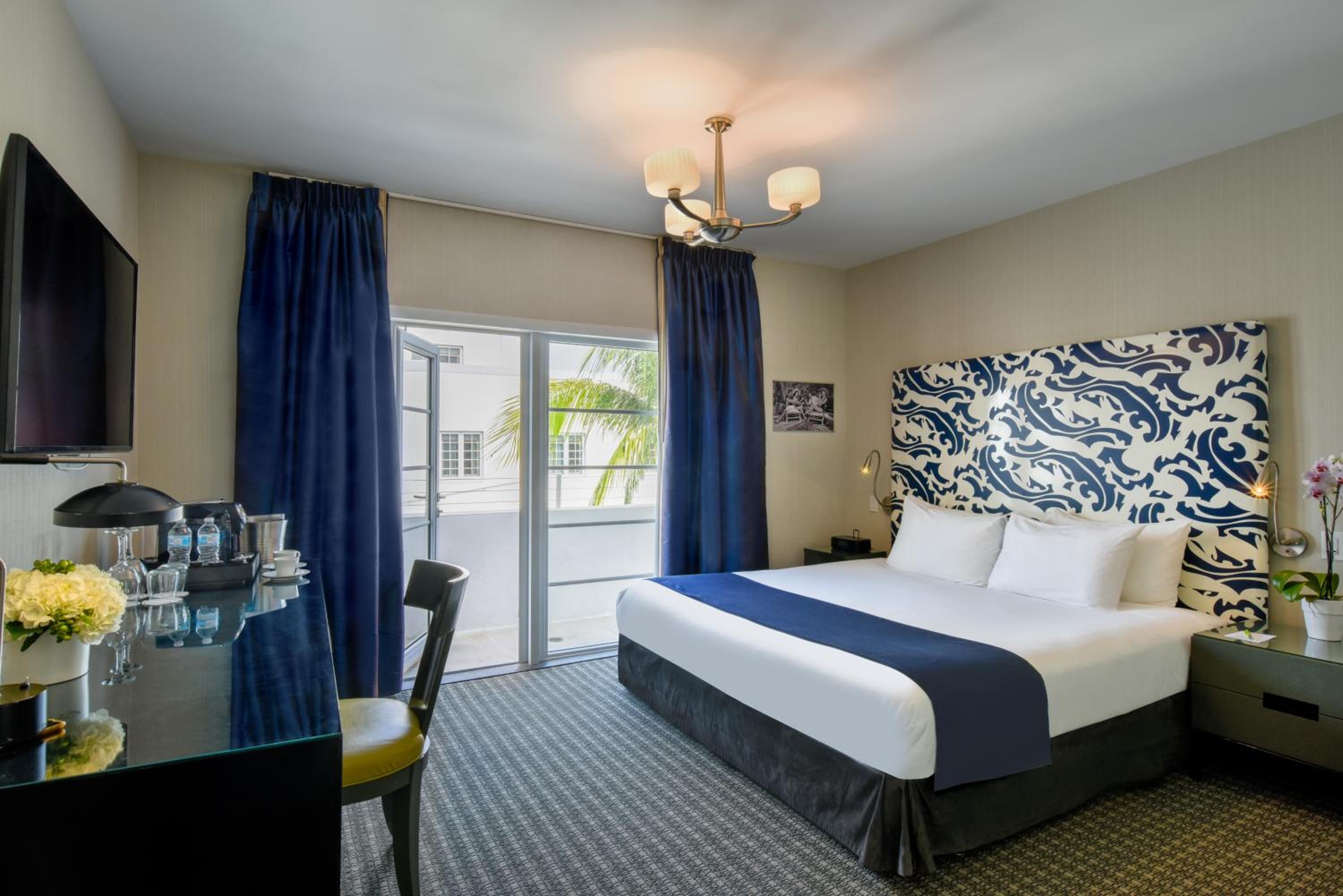 Deluxe Room with Balcony - Photo 3