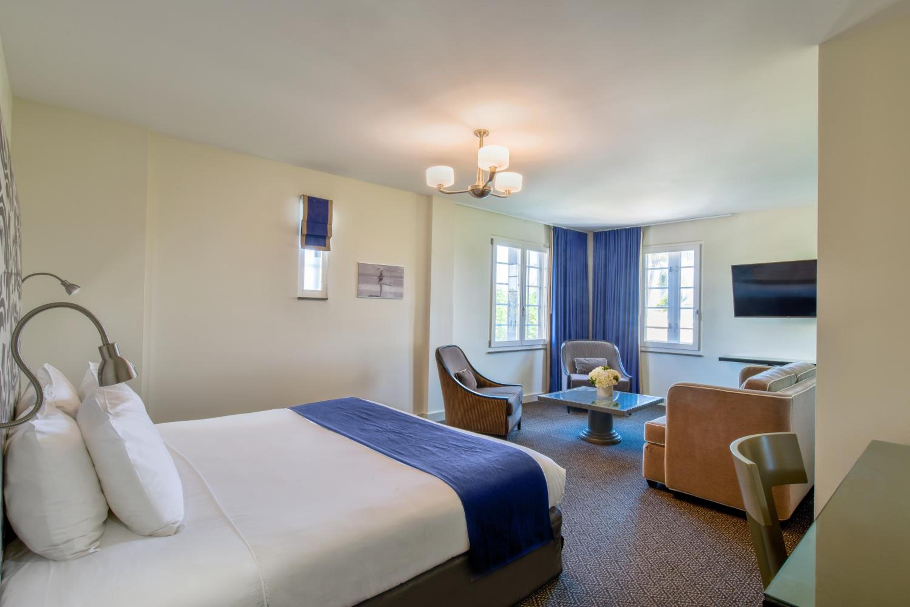 Junior Suite One King Bed with Sofa Bed - Photo 4