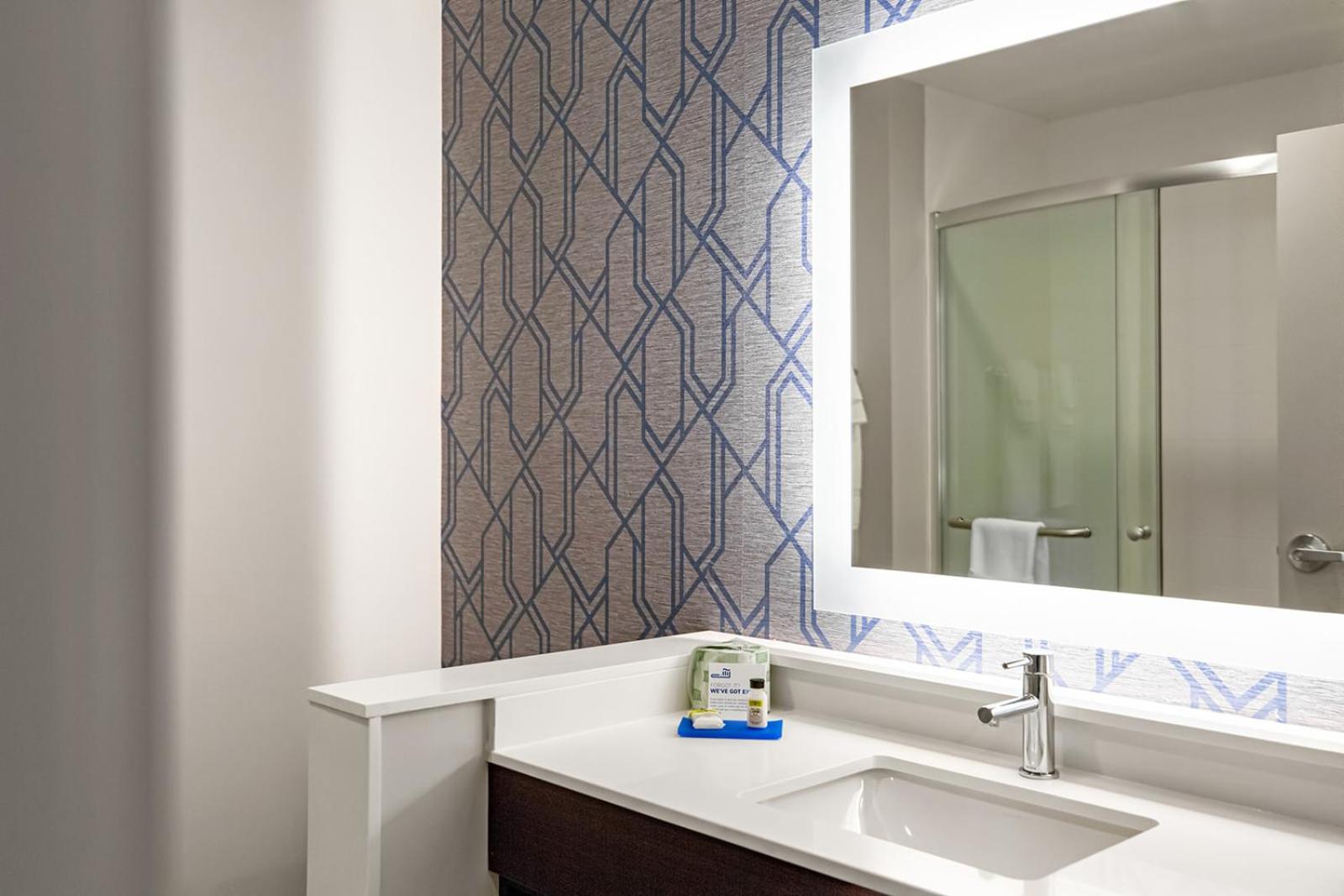 Standard King Room - Photo 5