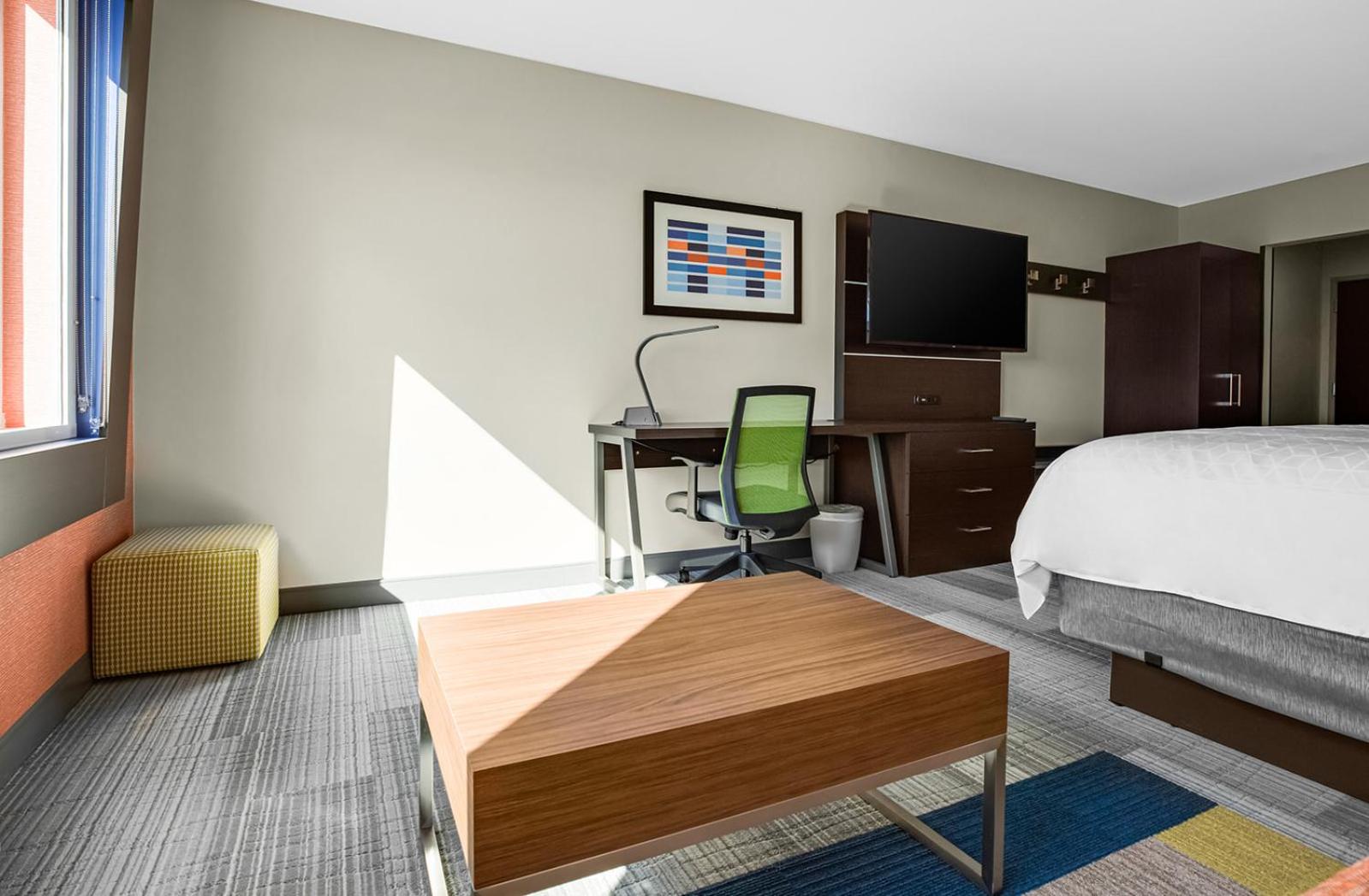 King Suite with Sofa Bed - Non-Smoking - Photo 4