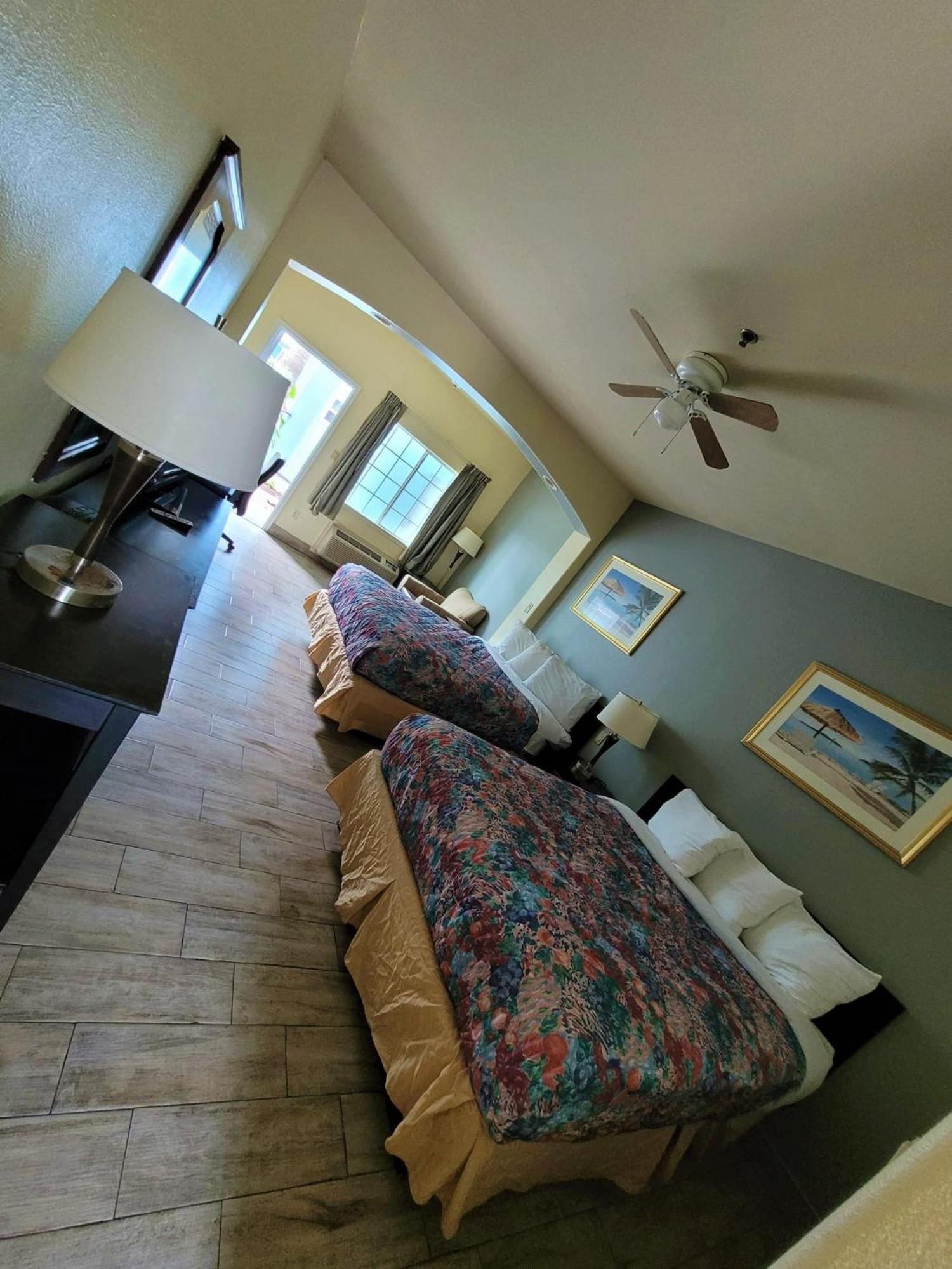 Queen Room with Pool View - Photo 1