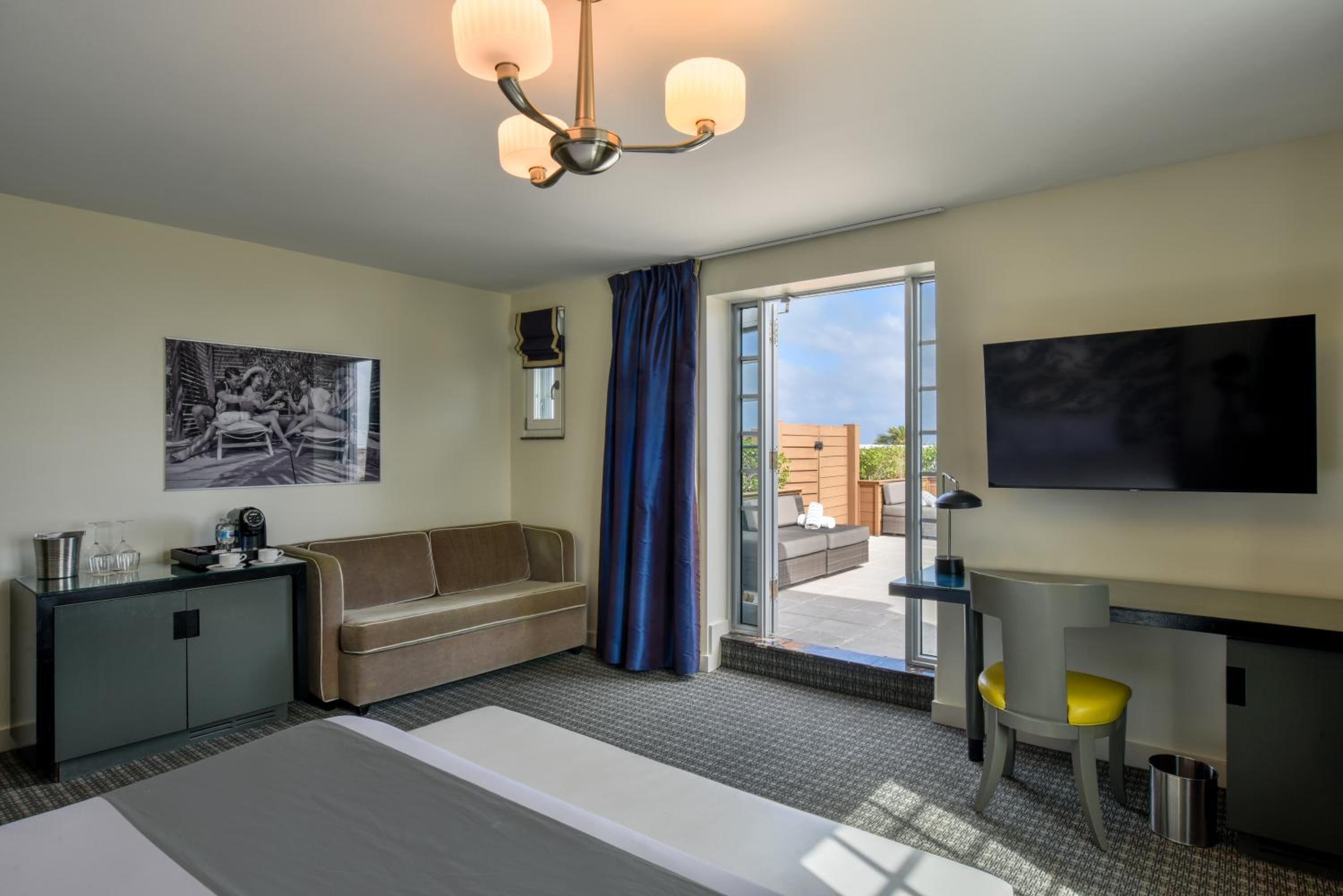 Deluxe Junior Suite One King Bed with Sofa Bed and Balcony - Photo 3
