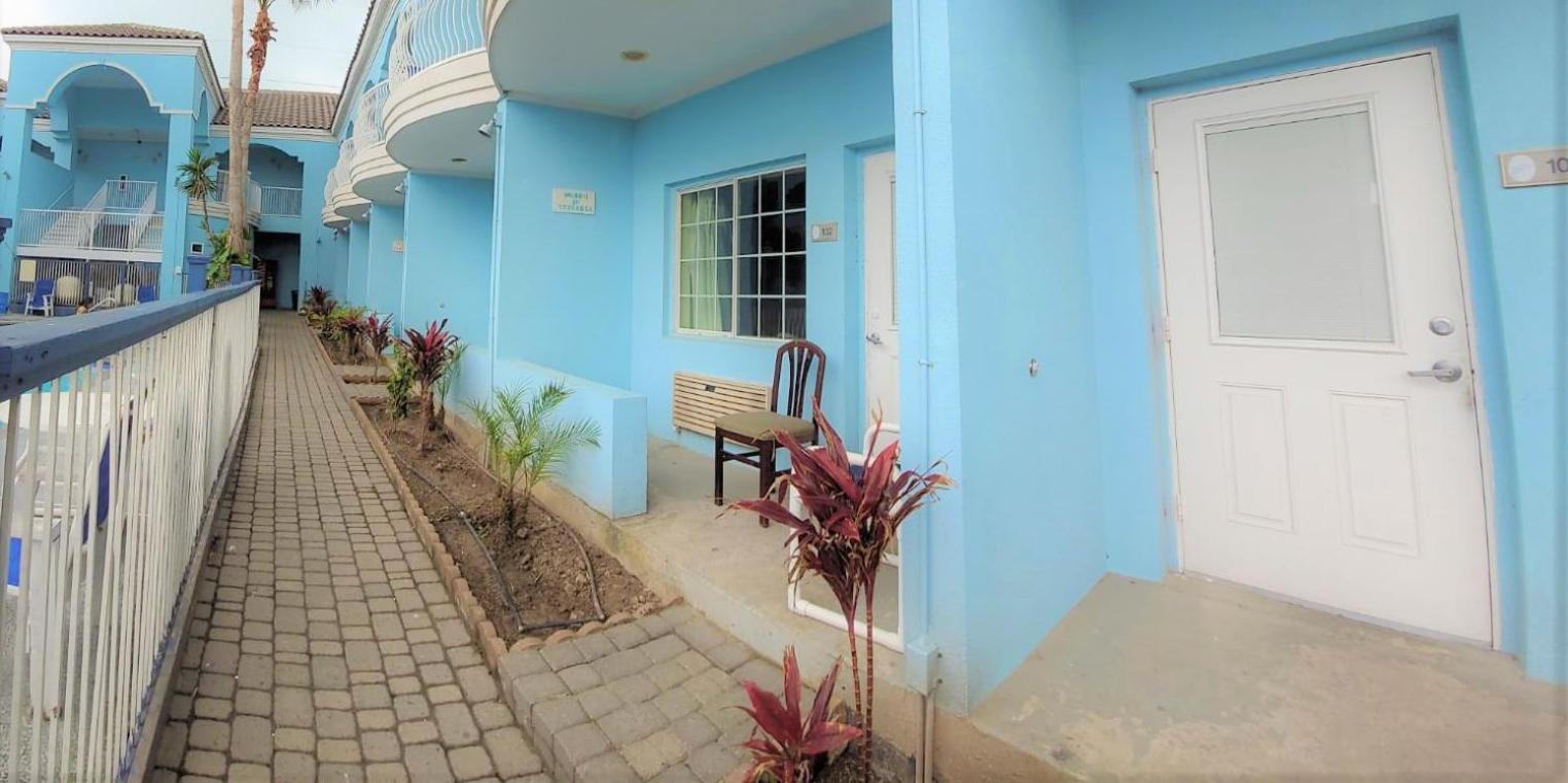Queen Room with Pool View - Photo 4