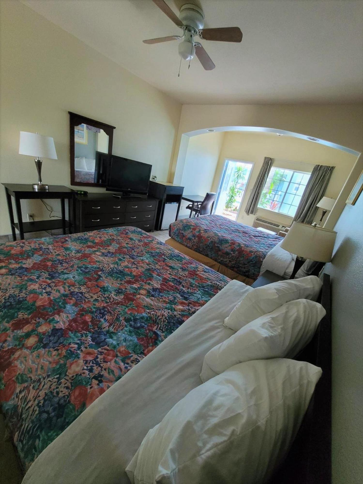 Queen Room with Pool View - Photo 6