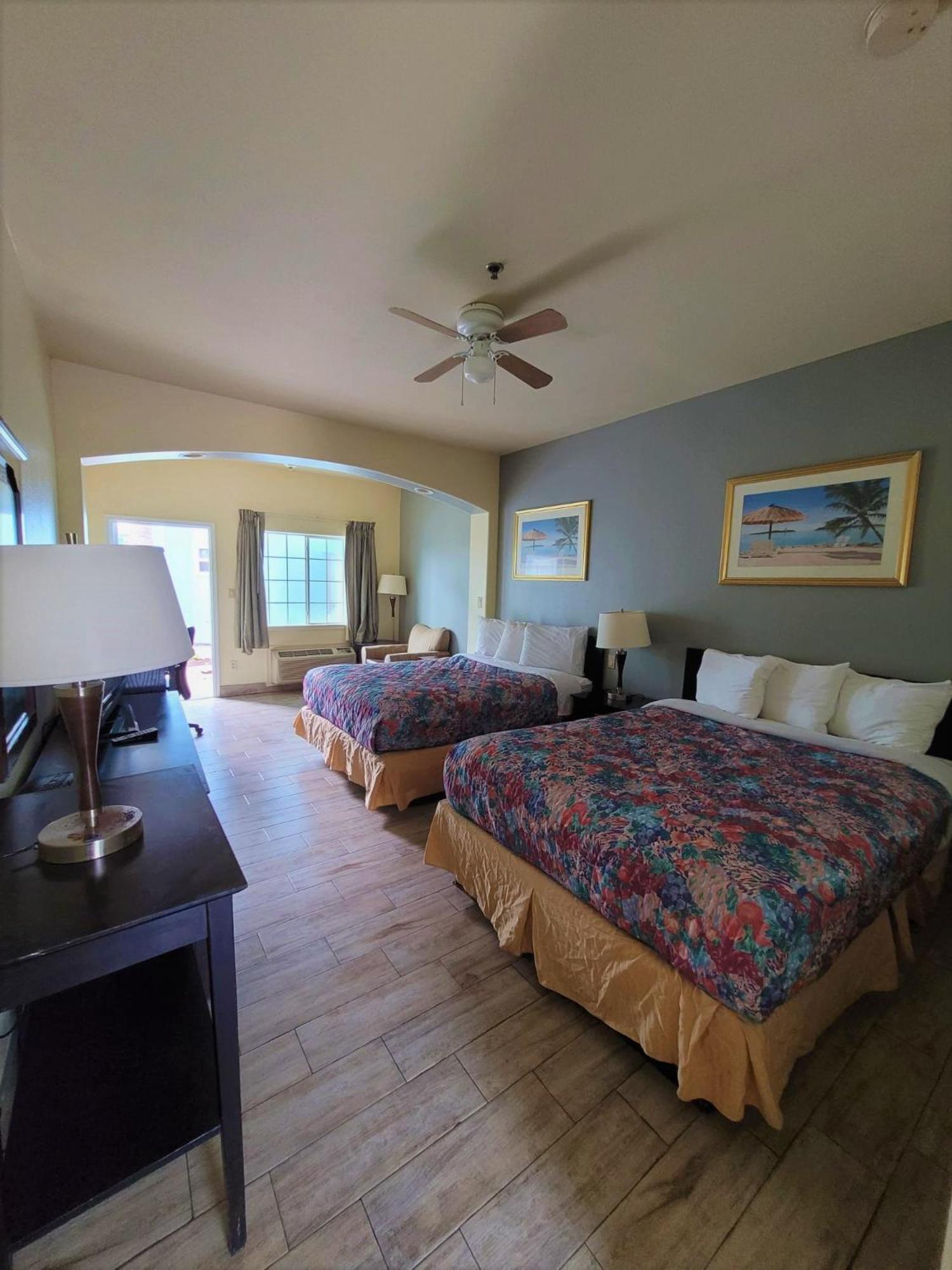 Queen Room with Pool View - Photo 5