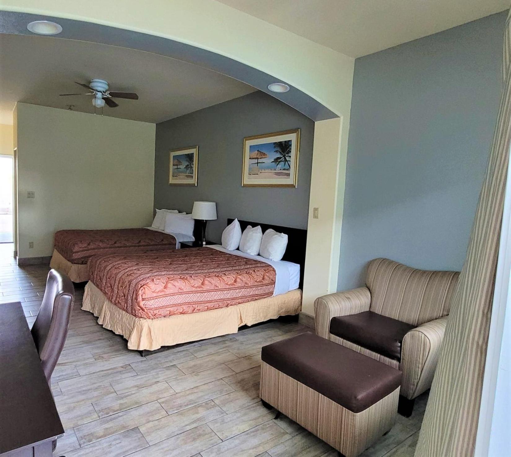 Standard Queen Room with Two Queen Beds - Photo 7