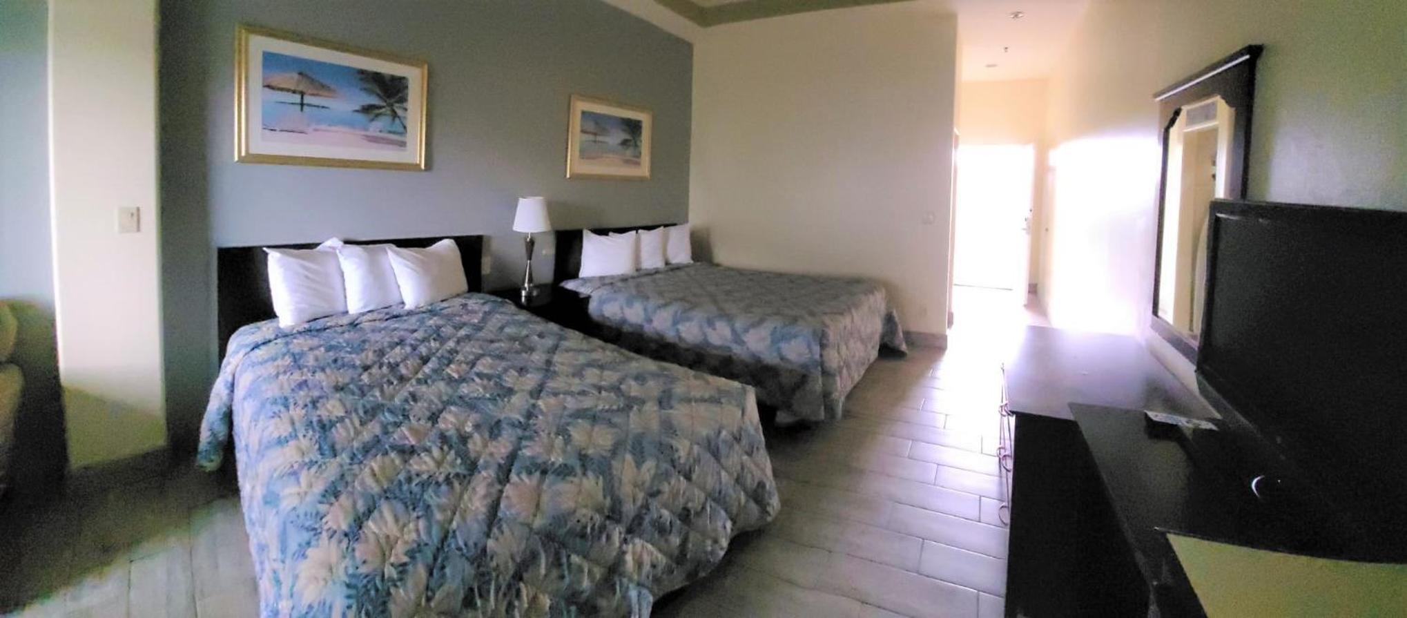 Standard Queen Room with Two Queen Beds - Photo 8