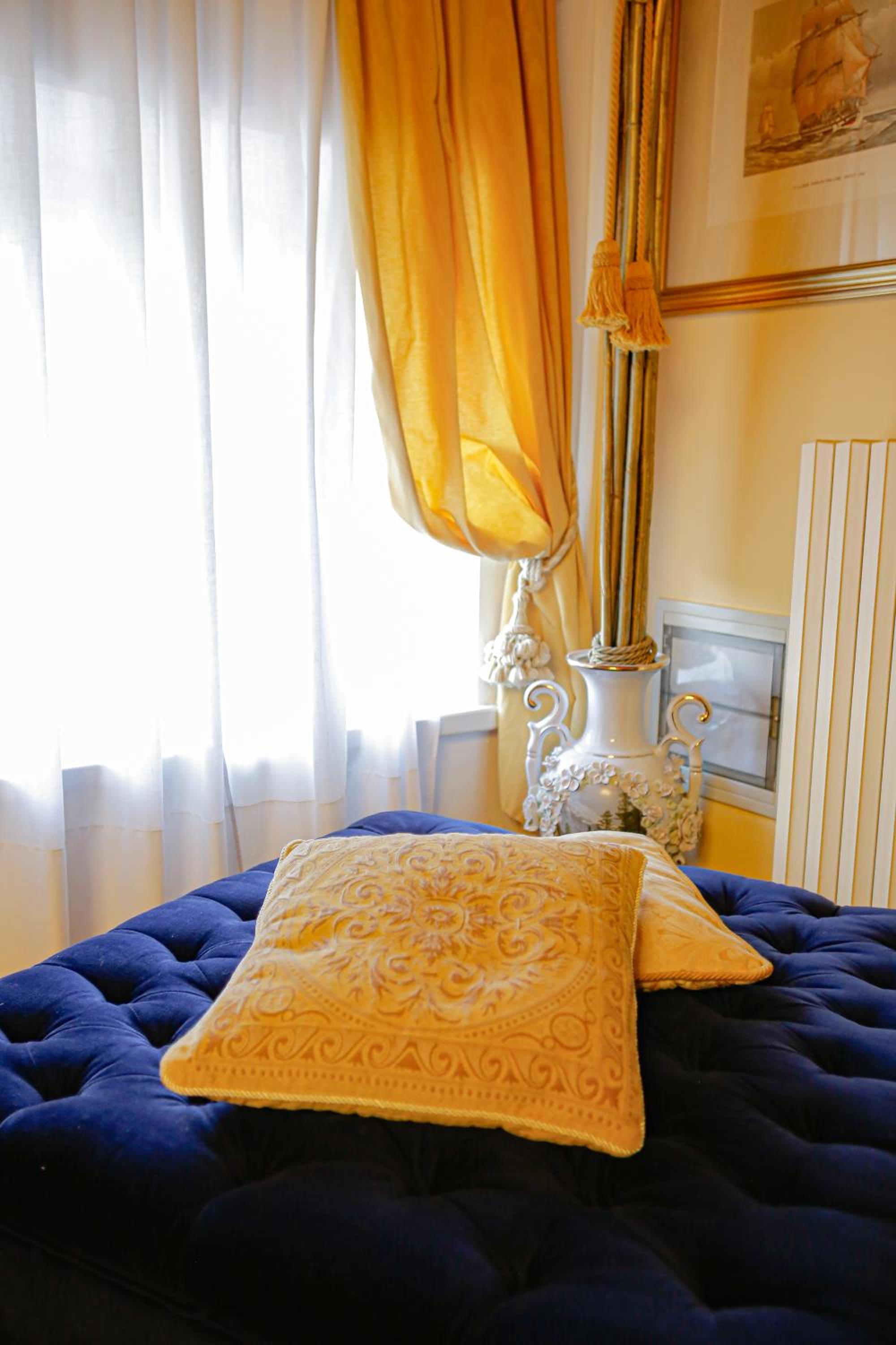 Suite - Photo 1