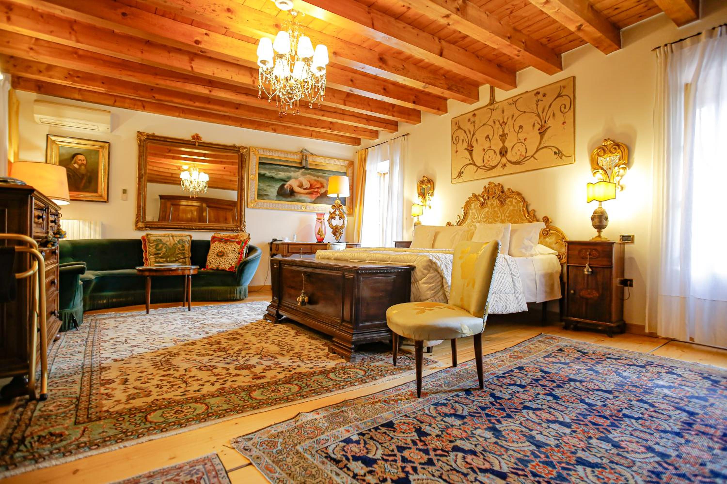 Suite - Photo 18