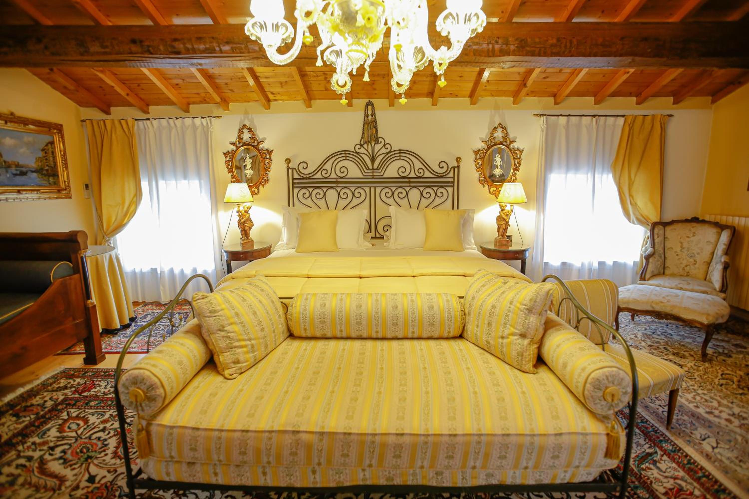 Suite - Photo 17