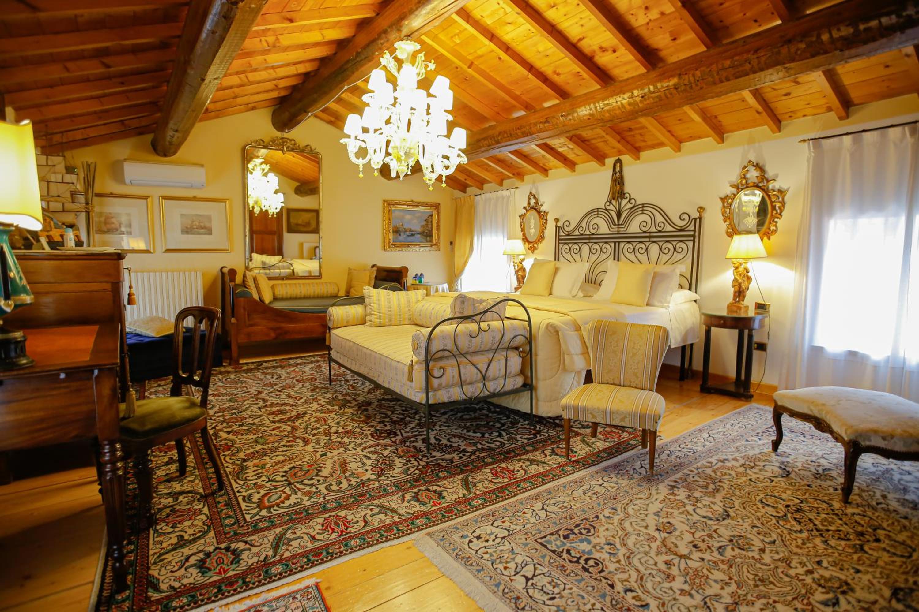 Suite - Photo 16