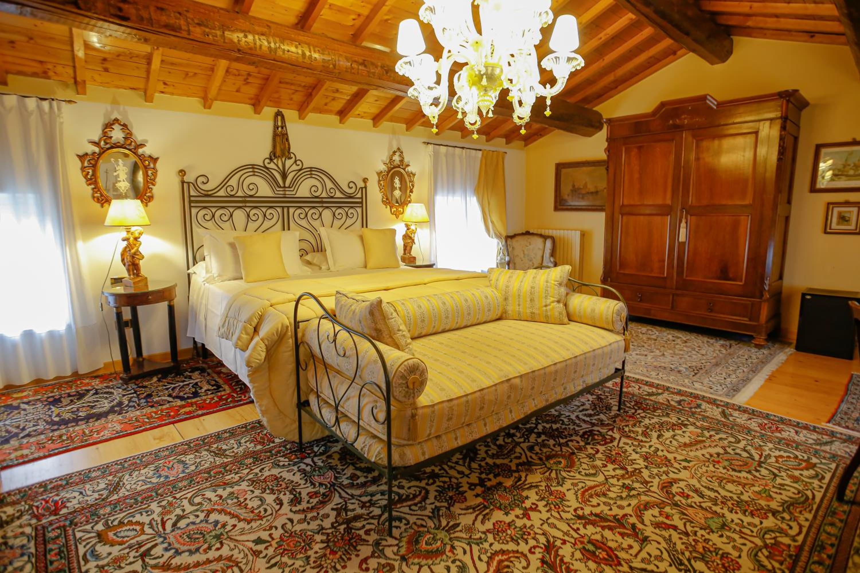 Suite - Photo 15