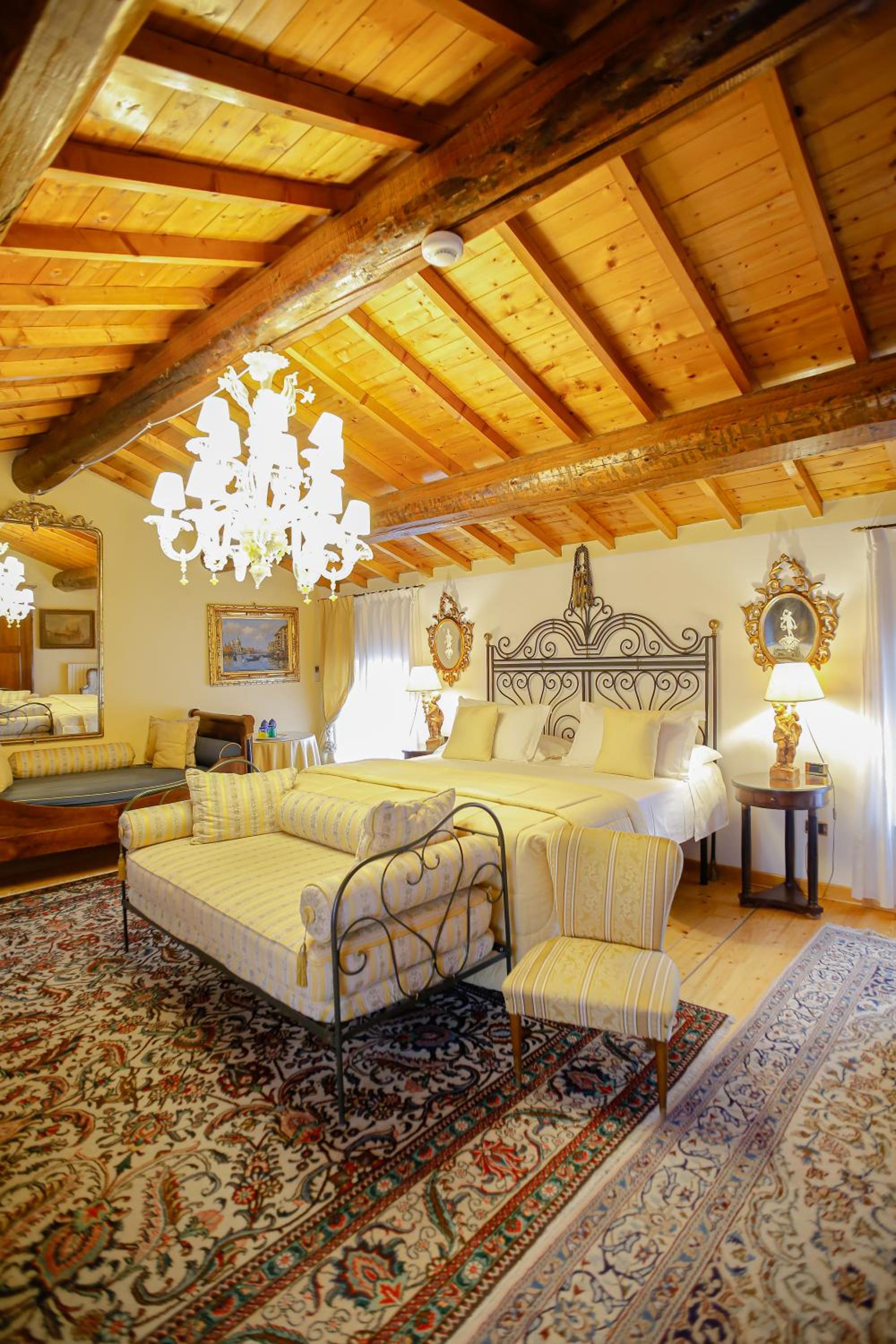Suite - Photo 3