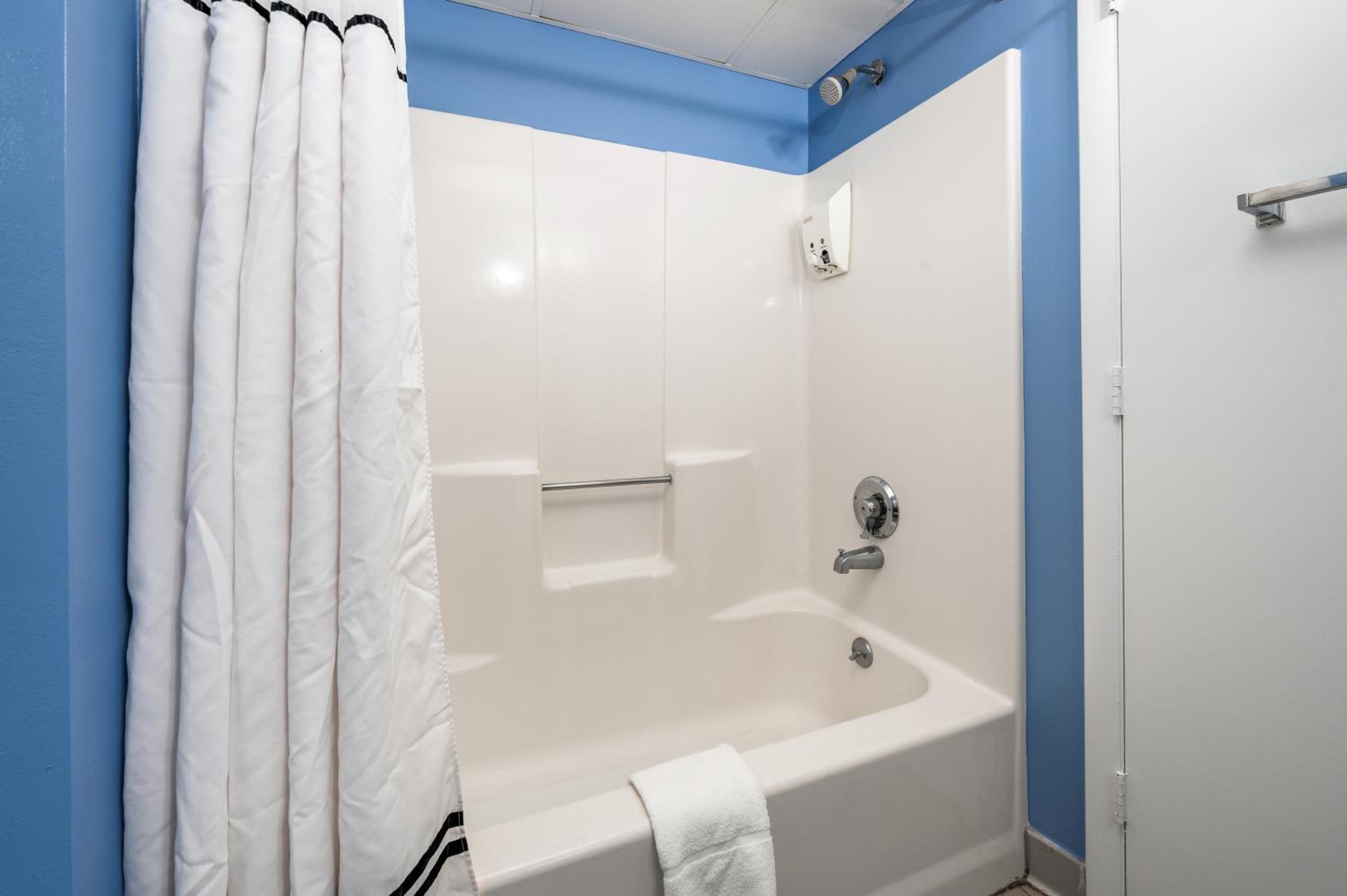 Queen Suite No Balcony Pet-friendly photo 2