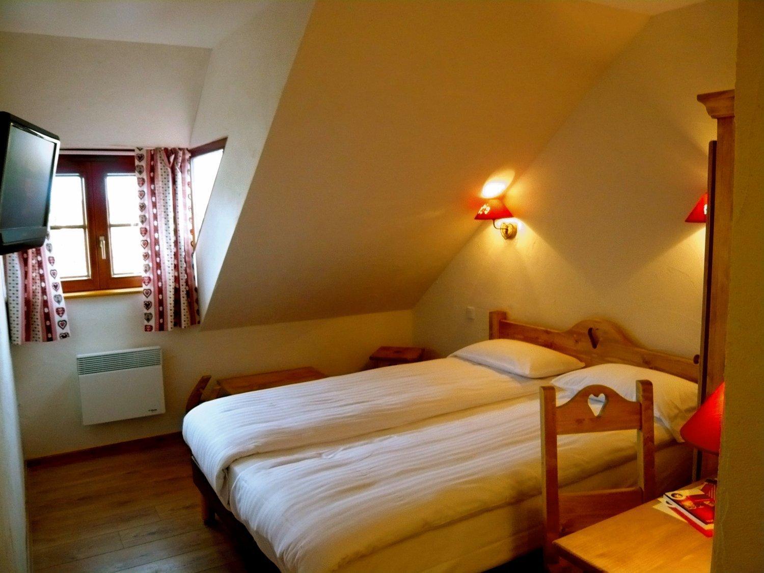 Standard Double Room - Photo 9