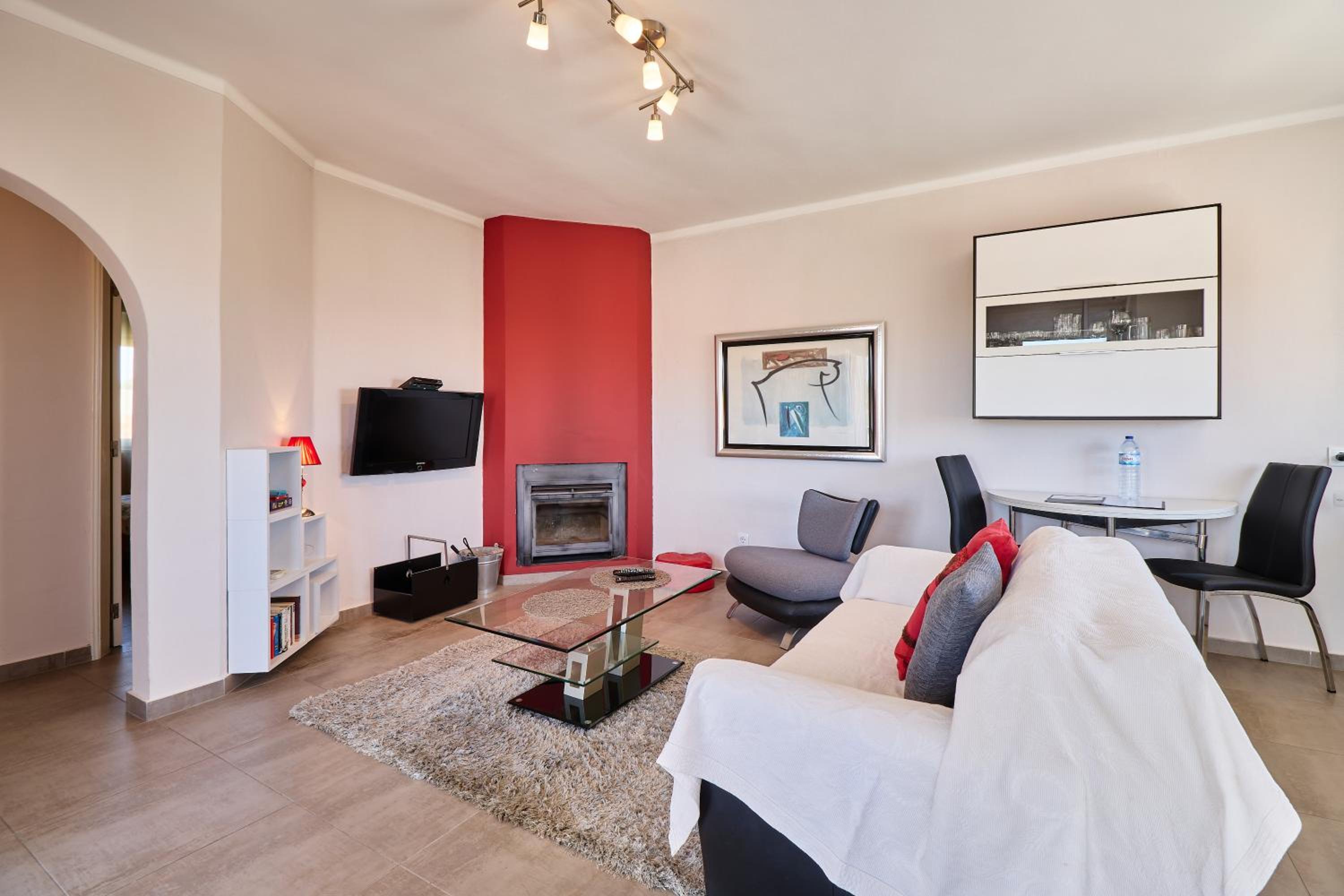 One-Bedroom Apartment photo 1