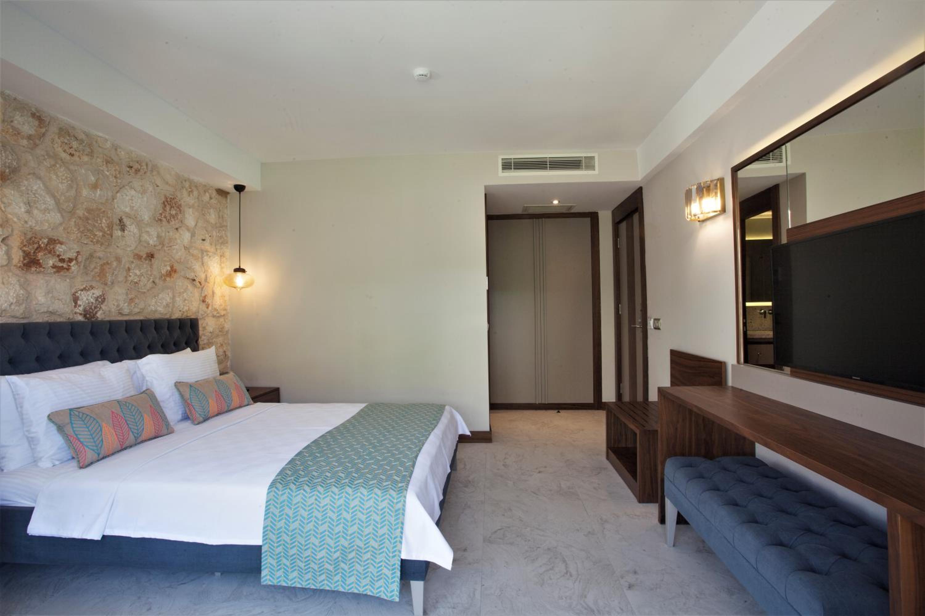 Deluxe Double Room with Side Sea View - Photo 1