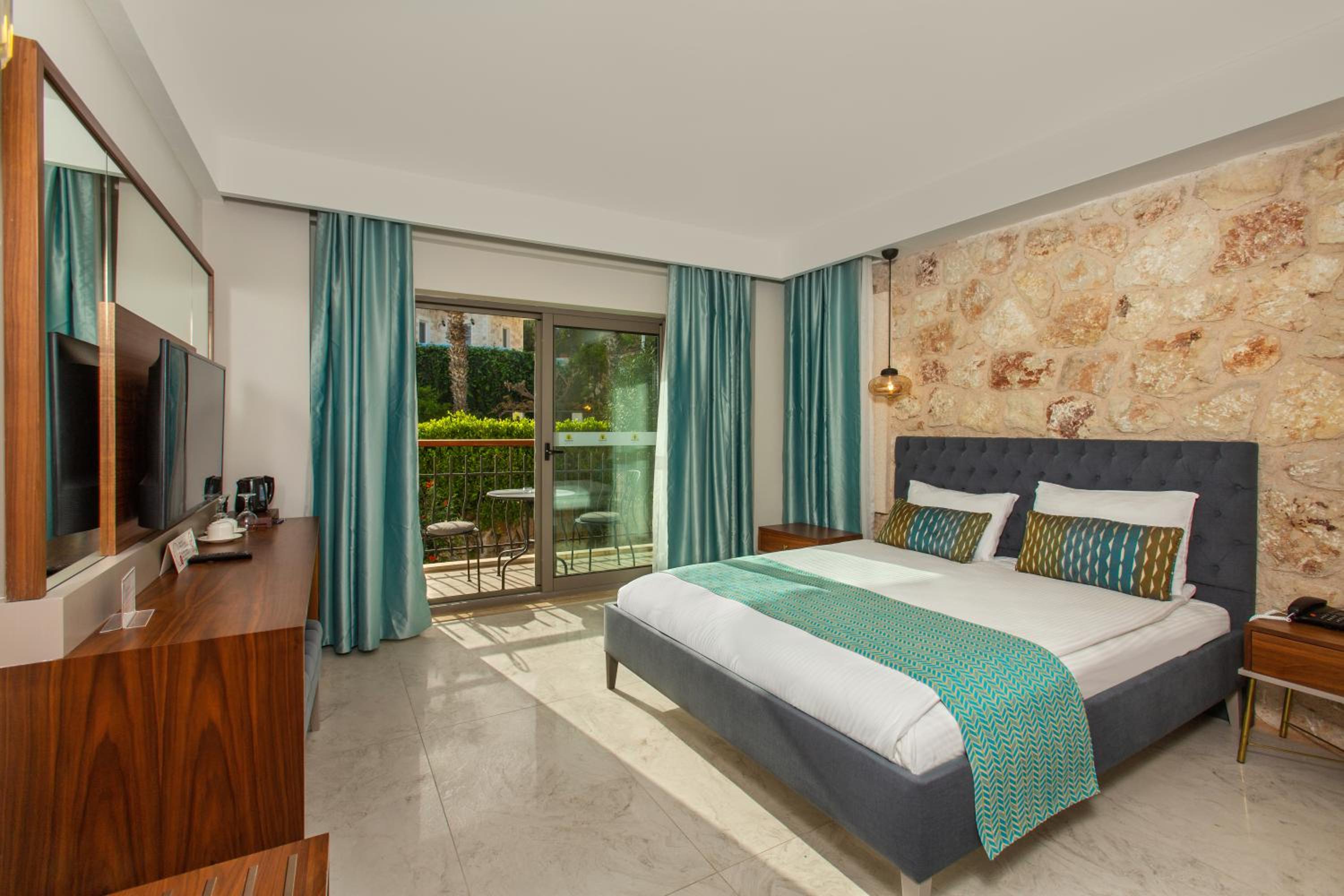 Deluxe Double Room with Side Sea View - Photo 7