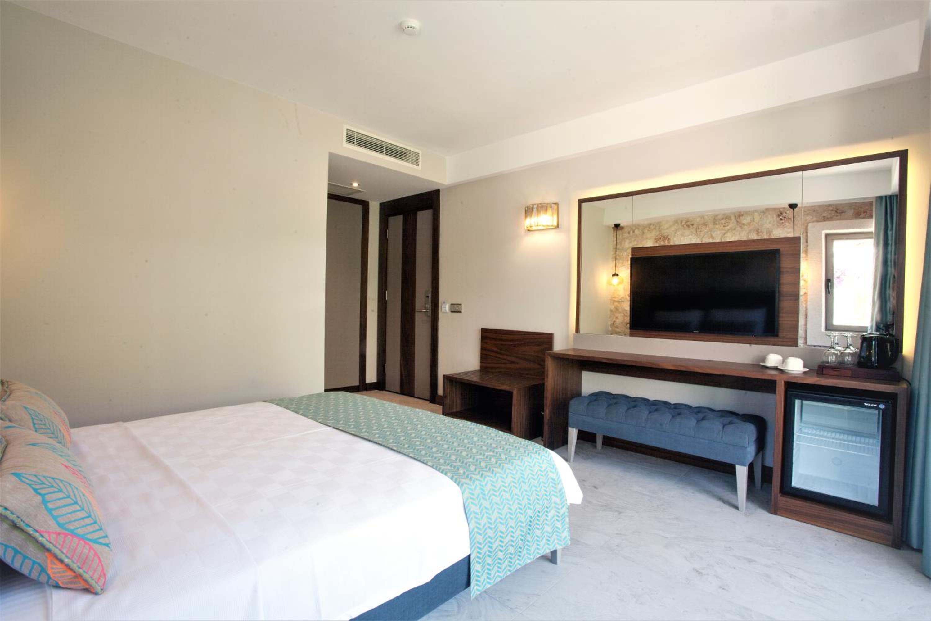 Deluxe Double Room with Side Sea View - Photo 5