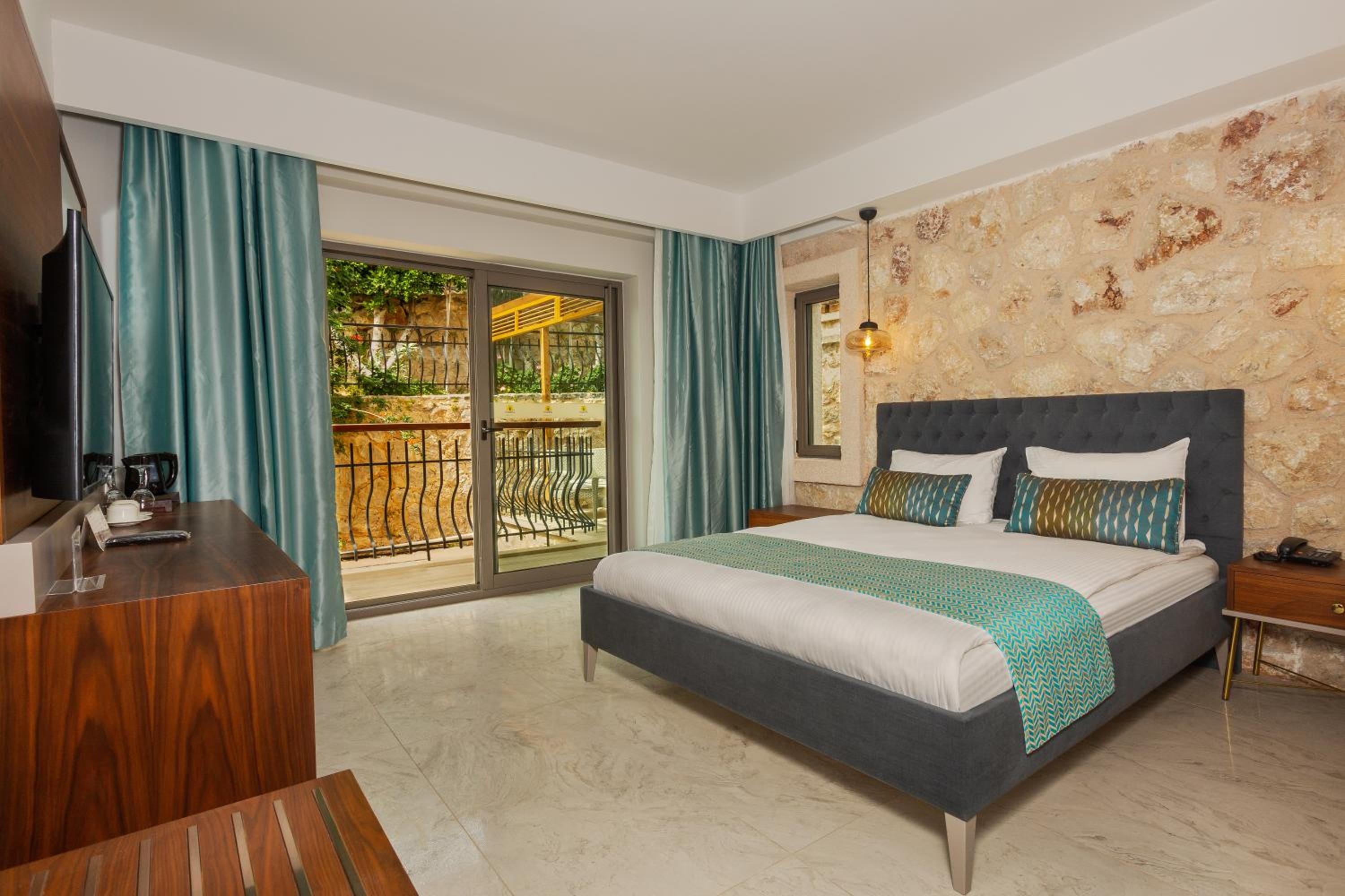 Deluxe Double Room with Side Sea View - Photo 6