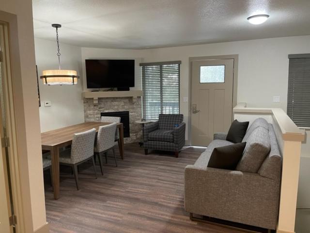 One-Bedroom Apartment - Photo 3