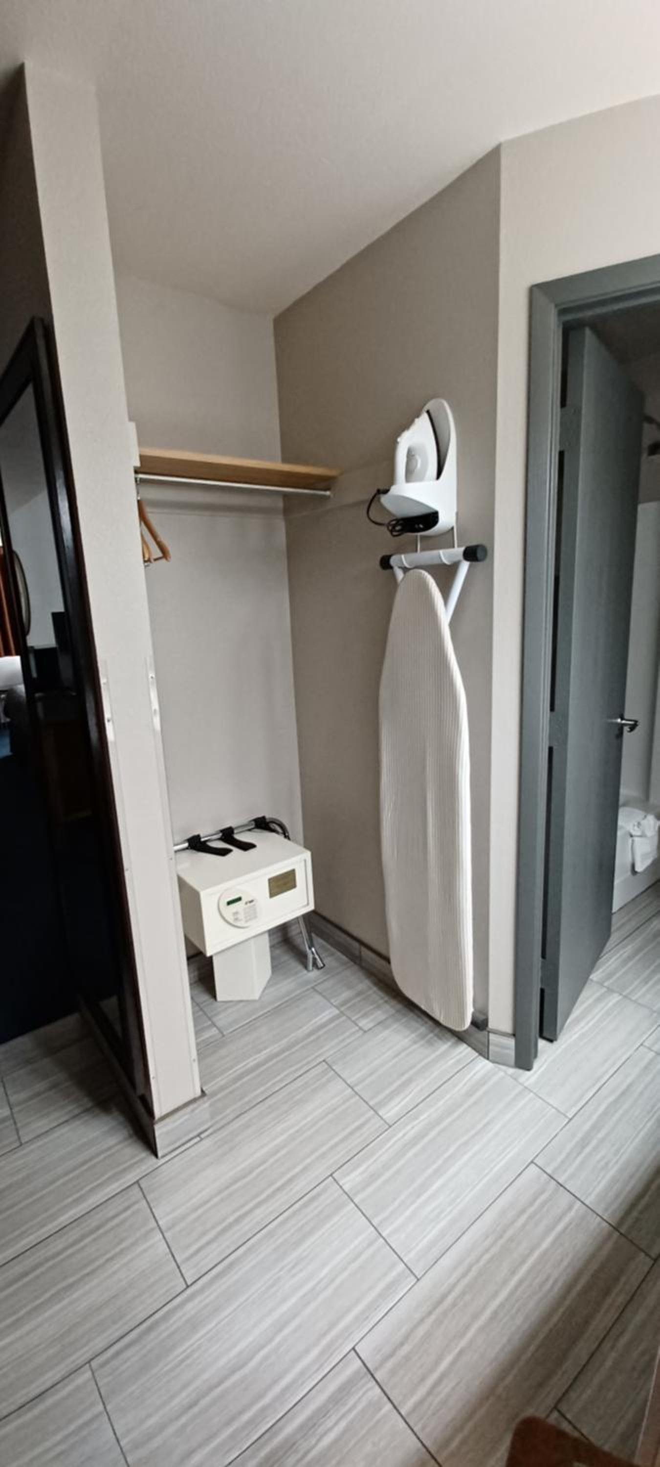 Superior King Room - Non-Smoking - Photo 3