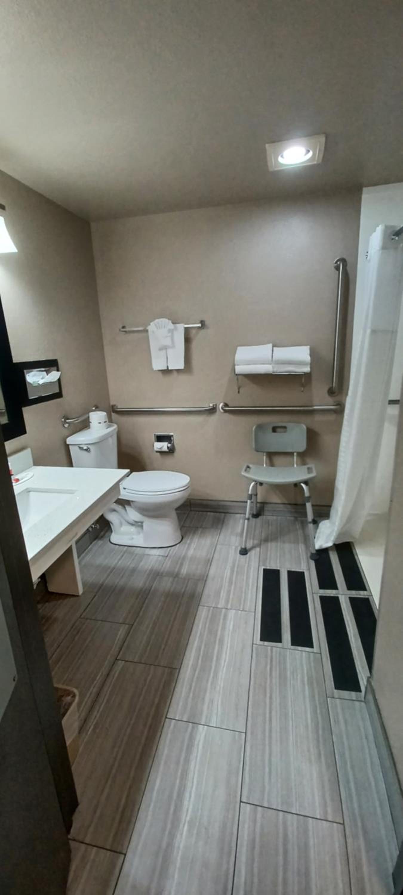 Queen Room with Two Queen Beds and Roll-In Shower - Mobility Accessible/Non-Smoking - Photo 19